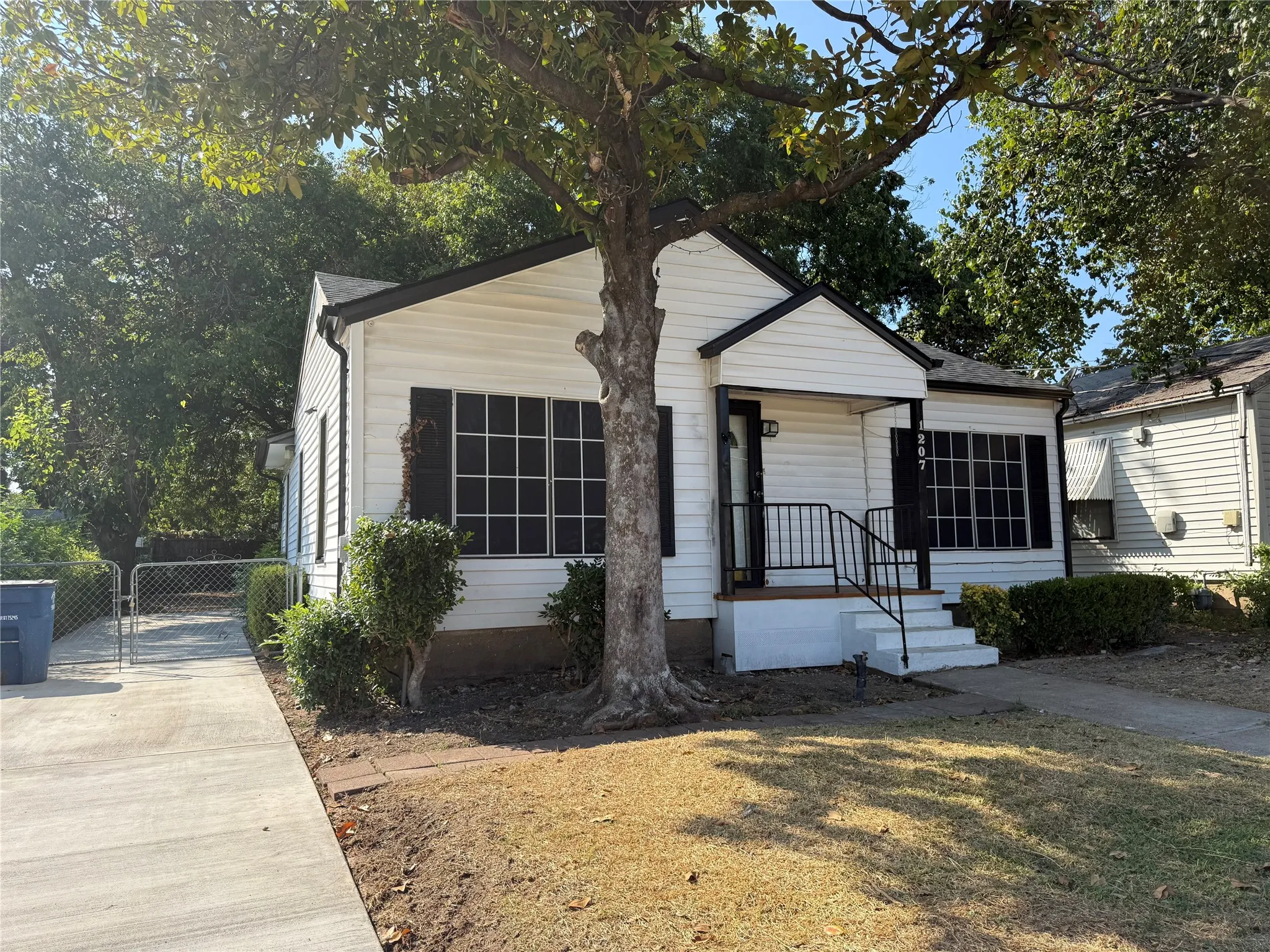 Single Family Residence For Rent in Dallas County , 1207 Tarpley Avenue, Dallas, Texas 75211, 3 Bedroom, 2 Bathroom, Garage spaces, 1,388 Sqft, built in 1948, mls#21411185, Real Estate Agent in Dallas, Homes For Rent in Dallas county, Homes For Rent in Dallas, Realtor in Dallas Texas, Real Estate Brokerage Independent Realty Texas, Luminita Cordes Realtor