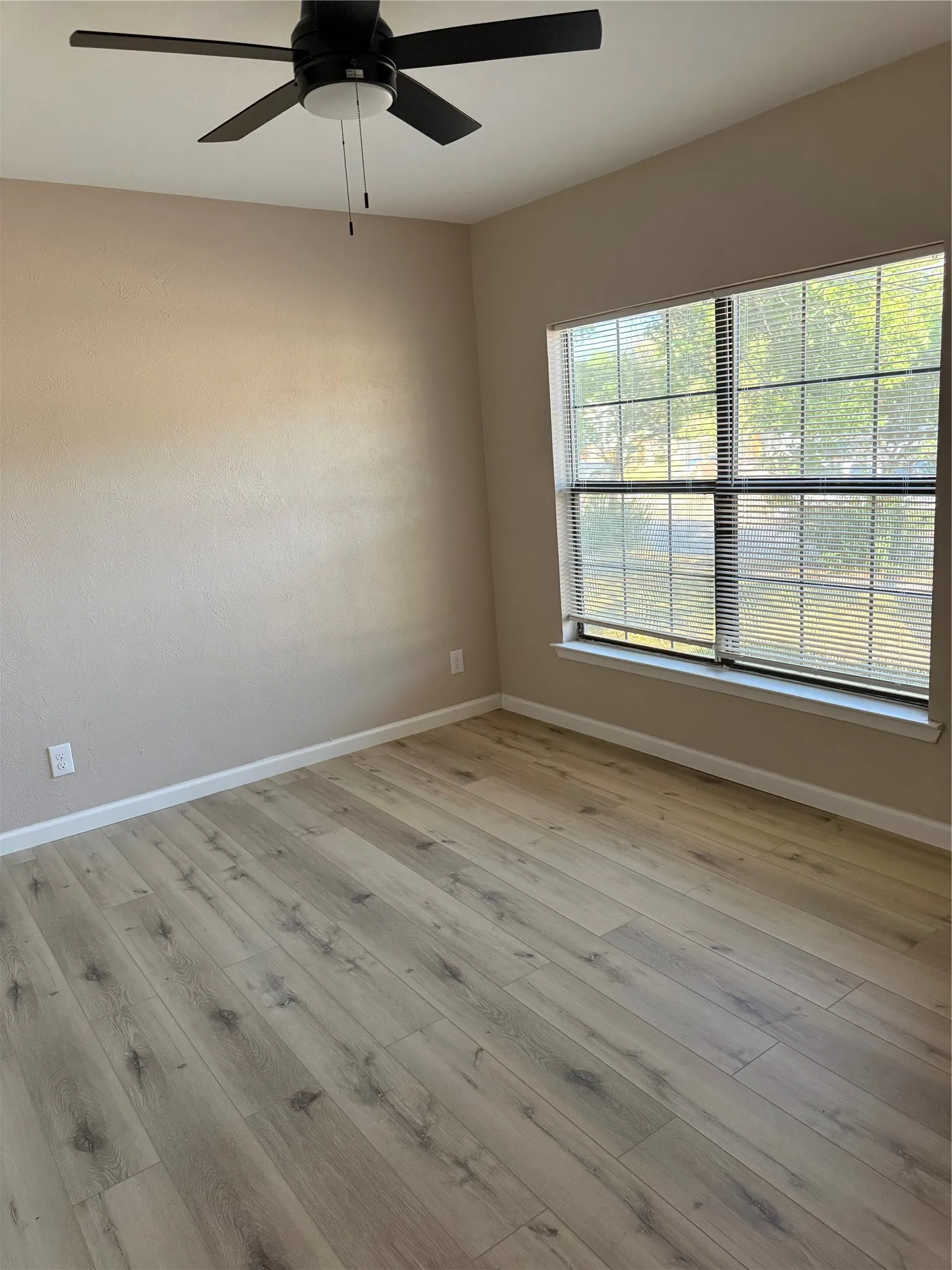Single Family Residence For Rent in Dallas County , 1207 Tarpley Avenue, Dallas, Texas 75211, 3 Bedroom, 2 Bathroom, Garage spaces, 1,388 Sqft, built in 1948, mls#21411185, Real Estate Agent in Dallas, Homes For Rent in Dallas county, Homes For Rent in Dallas, Realtor in Dallas Texas, Real Estate Brokerage Independent Realty Texas, Luminita Cordes Realtor