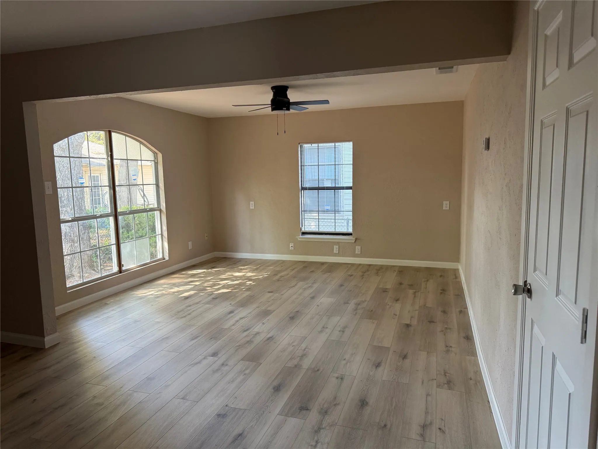 Single Family Residence For Rent in Dallas County , 1207 Tarpley Avenue, Dallas, Texas 75211, 3 Bedroom, 2 Bathroom, Garage spaces, 1,388 Sqft, built in 1948, mls#21411185, Real Estate Agent in Dallas, Homes For Rent in Dallas county, Homes For Rent in Dallas, Realtor in Dallas Texas, Real Estate Brokerage Independent Realty Texas, Luminita Cordes Realtor