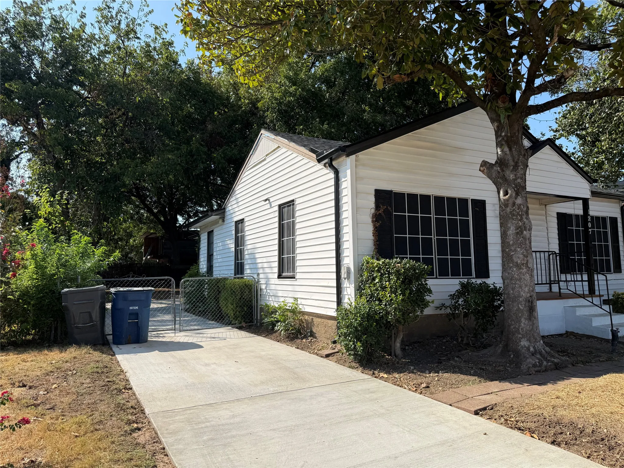 Single Family Residence For Rent in Dallas County , 1207 Tarpley Avenue, Dallas, Texas 75211, 3 Bedroom, 2 Bathroom, Garage spaces, 1,388 Sqft, built in 1948, mls#21411185, Real Estate Agent in Dallas, Homes For Rent in Dallas county, Homes For Rent in Dallas, Realtor in Dallas Texas, Real Estate Brokerage Independent Realty Texas, Luminita Cordes Realtor