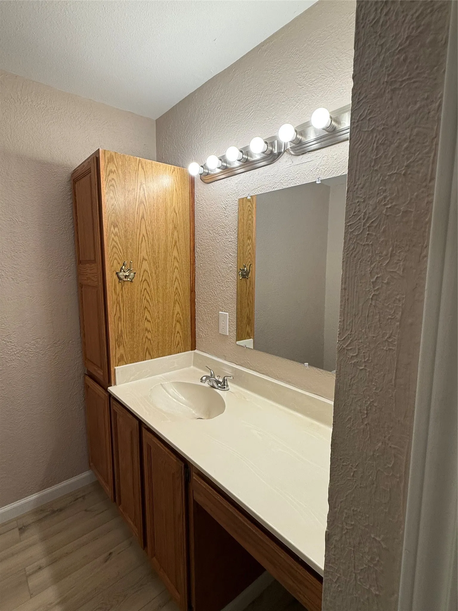 Single Family Residence For Rent in Dallas County , 1207 Tarpley Avenue, Dallas, Texas 75211, 3 Bedroom, 2 Bathroom, Garage spaces, 1,388 Sqft, built in 1948, mls#21411185, Real Estate Agent in Dallas, Homes For Rent in Dallas county, Homes For Rent in Dallas, Realtor in Dallas Texas, Real Estate Brokerage Independent Realty Texas, Luminita Cordes Realtor