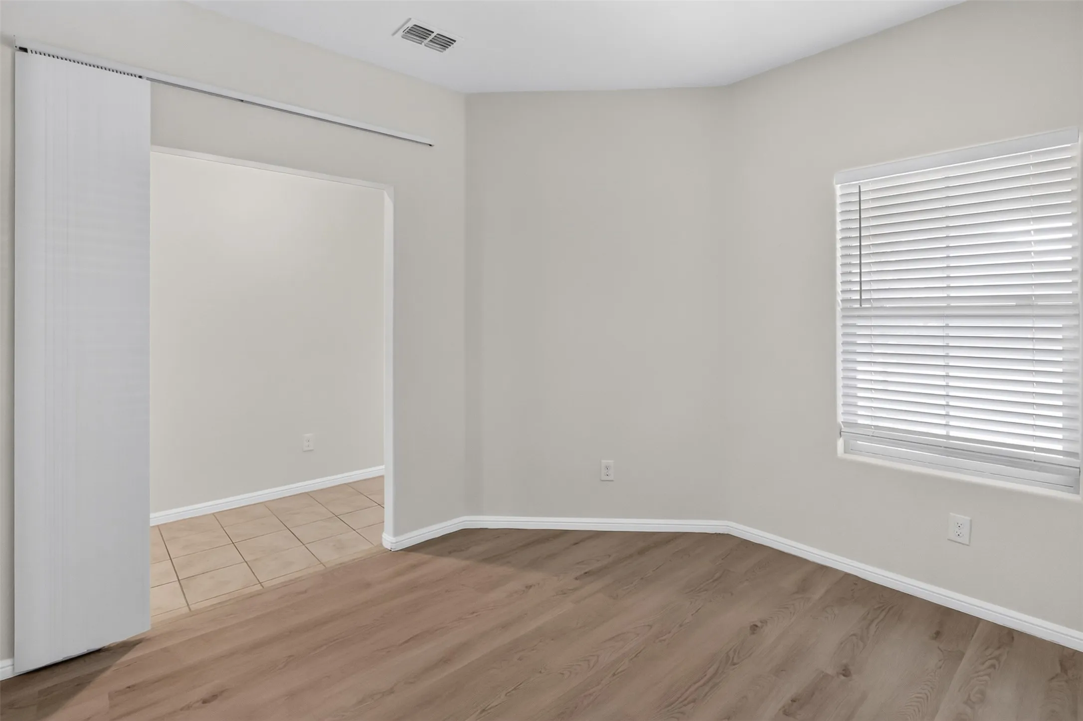 Single Family Residence For Rent in Tarrant County , 725 Gin Lake Trail, Fort Worth, Texas 76120, 4 Bedroom, 2 Bathroom, 2 Garage spaces, 1,802 Sqft, built in 2018, mls#21413119, Real Estate Agent in Fort Worth, Homes For Rent in Tarrant county, Homes For Rent in Fort Worth, Realtor in Fort Worth Texas, Real Estate Brokerage Independent Realty Texas, Luminita Cordes Realtor