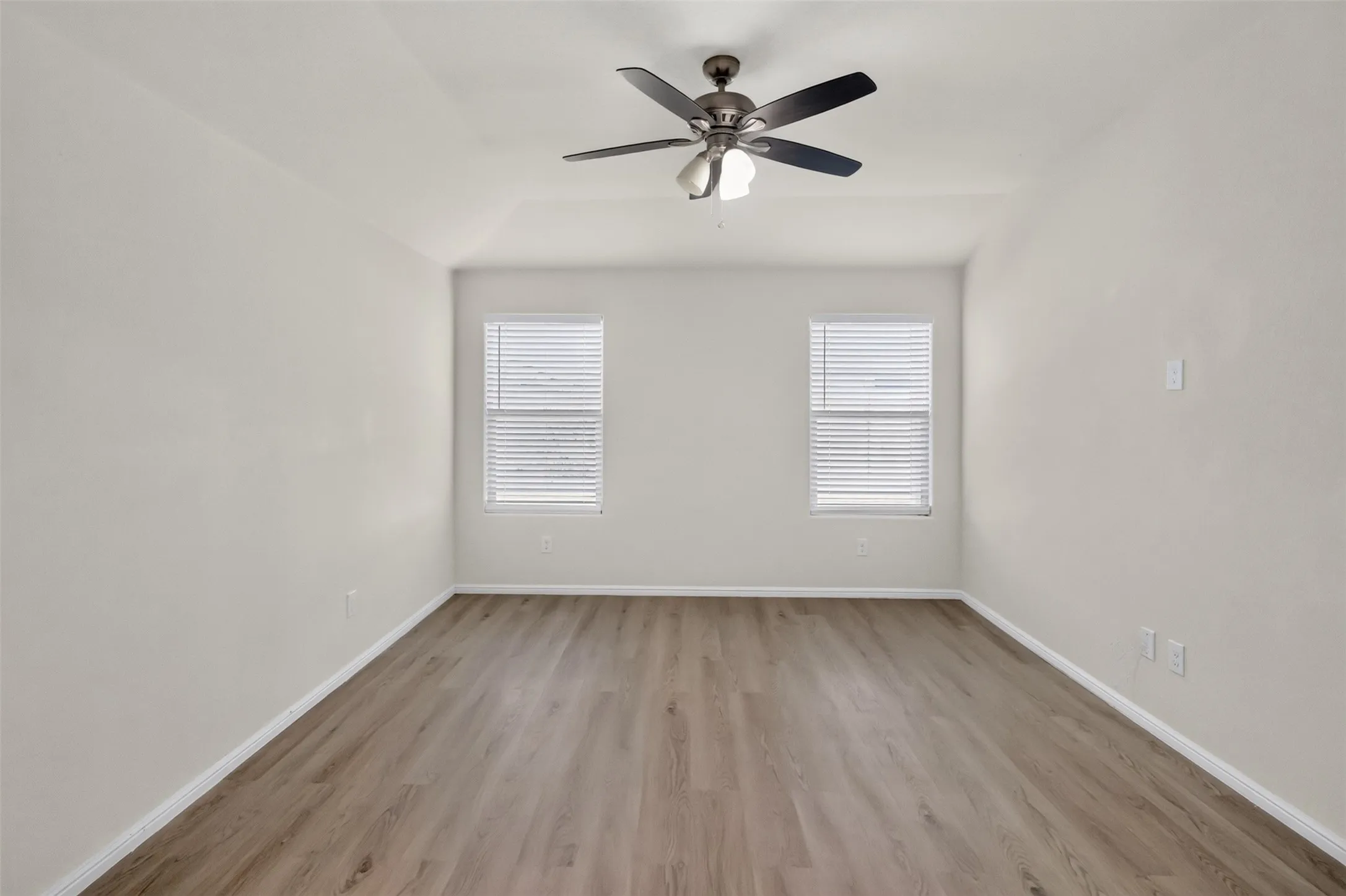 Single Family Residence For Rent in Tarrant County , 725 Gin Lake Trail, Fort Worth, Texas 76120, 4 Bedroom, 2 Bathroom, 2 Garage spaces, 1,802 Sqft, built in 2018, mls#21413119, Real Estate Agent in Fort Worth, Homes For Rent in Tarrant county, Homes For Rent in Fort Worth, Realtor in Fort Worth Texas, Real Estate Brokerage Independent Realty Texas, Luminita Cordes Realtor