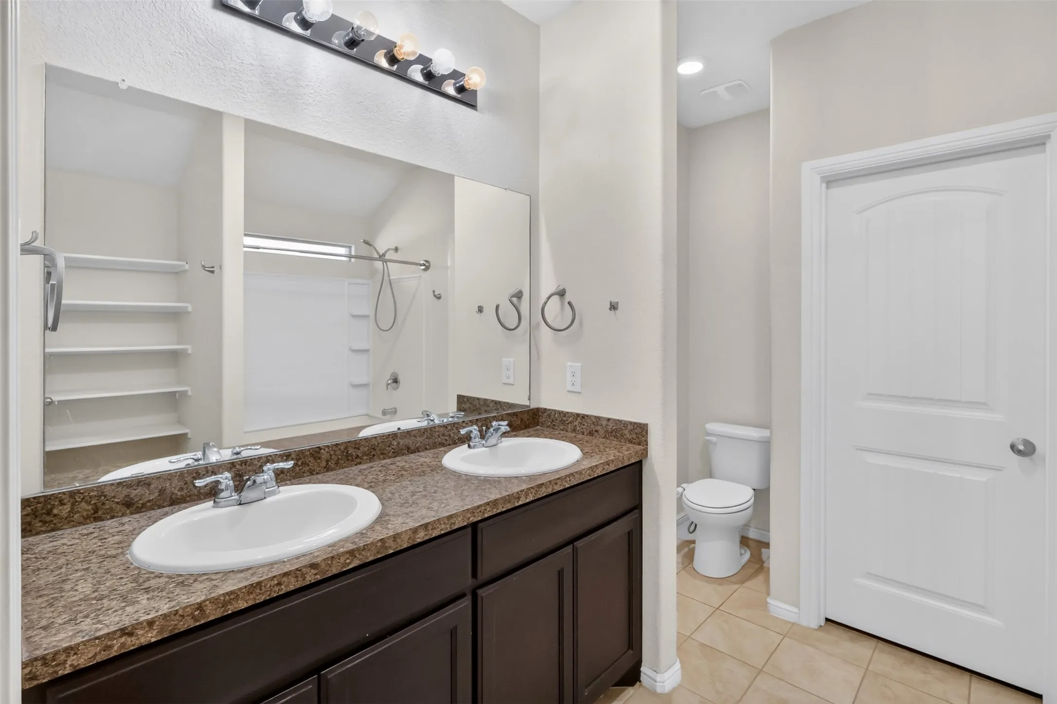 Single Family Residence For Rent in Tarrant County , 725 Gin Lake Trail, Fort Worth, Texas 76120, 4 Bedroom, 2 Bathroom, 2 Garage spaces, 1,802 Sqft, built in 2018, mls#21413119, Real Estate Agent in Fort Worth, Homes For Rent in Tarrant county, Homes For Rent in Fort Worth, Realtor in Fort Worth Texas, Real Estate Brokerage Independent Realty Texas, Luminita Cordes Realtor