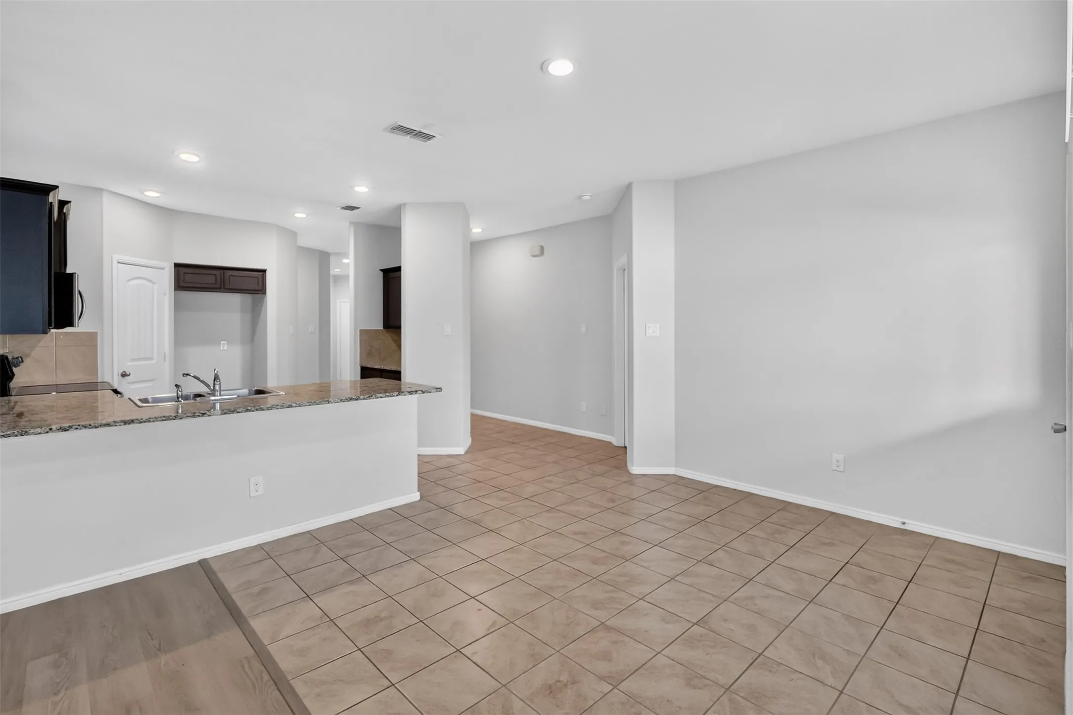 Single Family Residence For Rent in Tarrant County , 725 Gin Lake Trail, Fort Worth, Texas 76120, 4 Bedroom, 2 Bathroom, 2 Garage spaces, 1,802 Sqft, built in 2018, mls#21413119, Real Estate Agent in Fort Worth, Homes For Rent in Tarrant county, Homes For Rent in Fort Worth, Realtor in Fort Worth Texas, Real Estate Brokerage Independent Realty Texas, Luminita Cordes Realtor