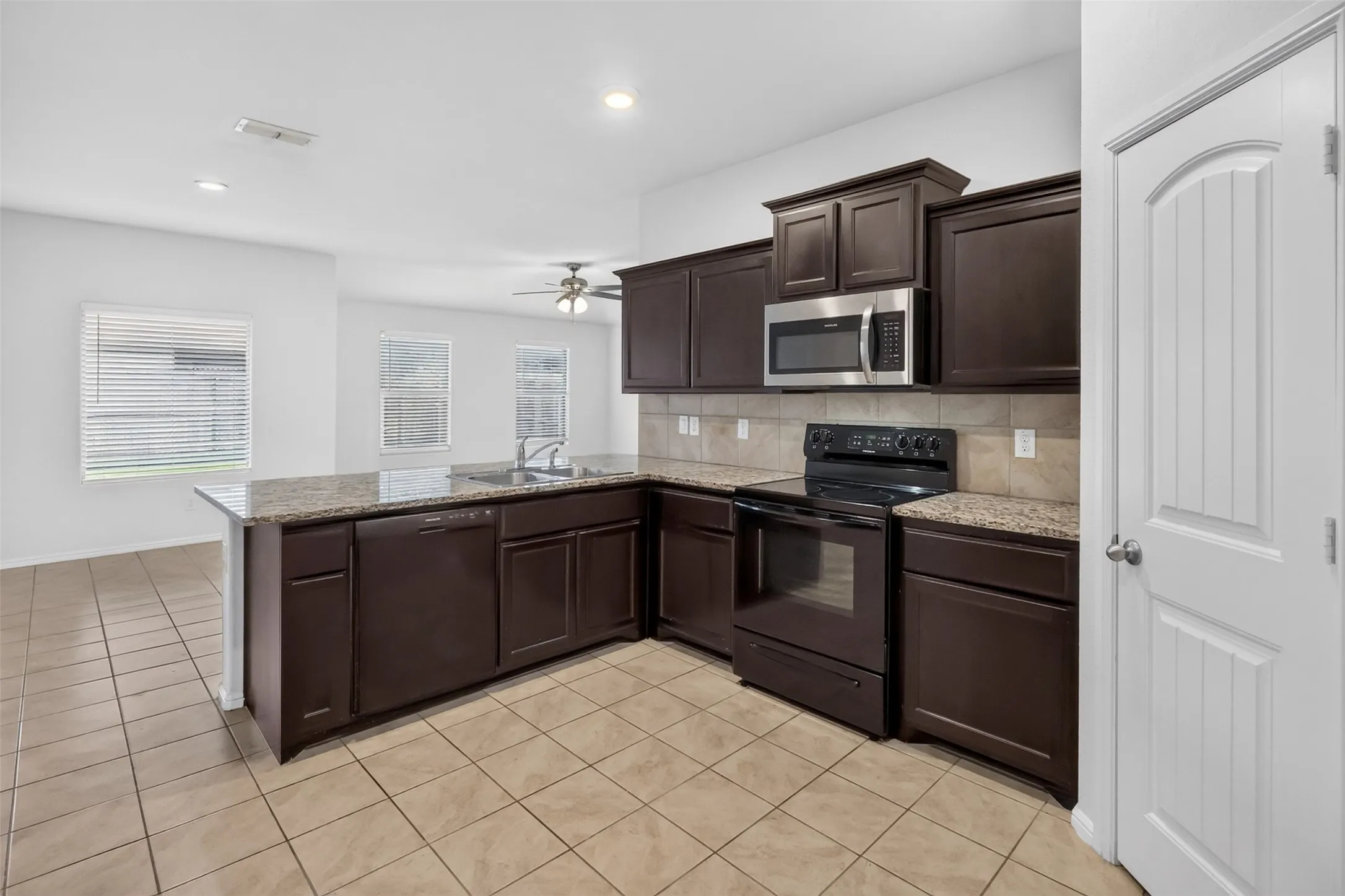 Single Family Residence For Rent in Tarrant County , 725 Gin Lake Trail, Fort Worth, Texas 76120, 4 Bedroom, 2 Bathroom, 2 Garage spaces, 1,802 Sqft, built in 2018, mls#21413119, Real Estate Agent in Fort Worth, Homes For Rent in Tarrant county, Homes For Rent in Fort Worth, Realtor in Fort Worth Texas, Real Estate Brokerage Independent Realty Texas, Luminita Cordes Realtor
