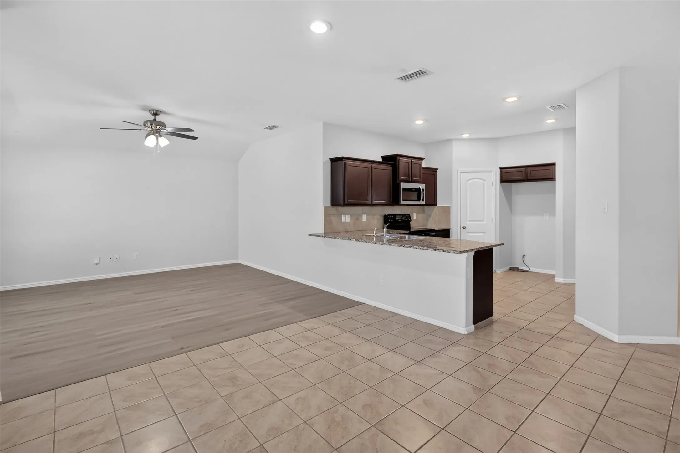 Single Family Residence For Rent in Tarrant County , 725 Gin Lake Trail, Fort Worth, Texas 76120, 4 Bedroom, 2 Bathroom, 2 Garage spaces, 1,802 Sqft, built in 2018, mls#21413119, Real Estate Agent in Fort Worth, Homes For Rent in Tarrant county, Homes For Rent in Fort Worth, Realtor in Fort Worth Texas, Real Estate Brokerage Independent Realty Texas, Luminita Cordes Realtor