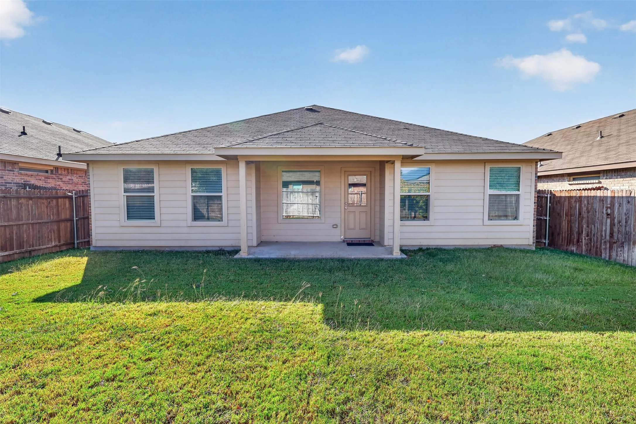 Single Family Residence For Rent in Tarrant County , 725 Gin Lake Trail, Fort Worth, Texas 76120, 4 Bedroom, 2 Bathroom, 2 Garage spaces, 1,802 Sqft, built in 2018, mls#21413119, Real Estate Agent in Fort Worth, Homes For Rent in Tarrant county, Homes For Rent in Fort Worth, Realtor in Fort Worth Texas, Real Estate Brokerage Independent Realty Texas, Luminita Cordes Realtor