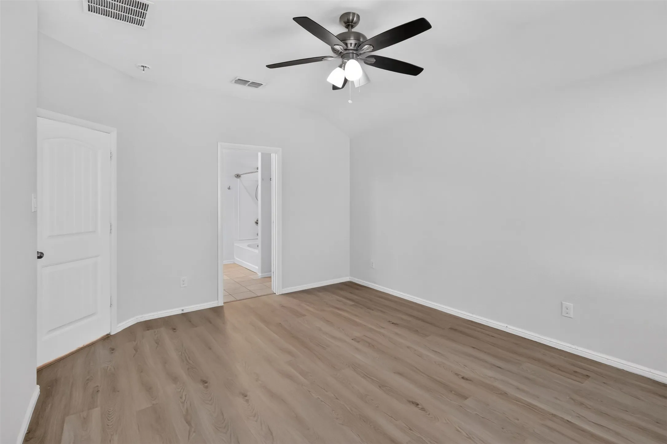 Single Family Residence For Rent in Tarrant County , 725 Gin Lake Trail, Fort Worth, Texas 76120, 4 Bedroom, 2 Bathroom, 2 Garage spaces, 1,802 Sqft, built in 2018, mls#21413119, Real Estate Agent in Fort Worth, Homes For Rent in Tarrant county, Homes For Rent in Fort Worth, Realtor in Fort Worth Texas, Real Estate Brokerage Independent Realty Texas, Luminita Cordes Realtor