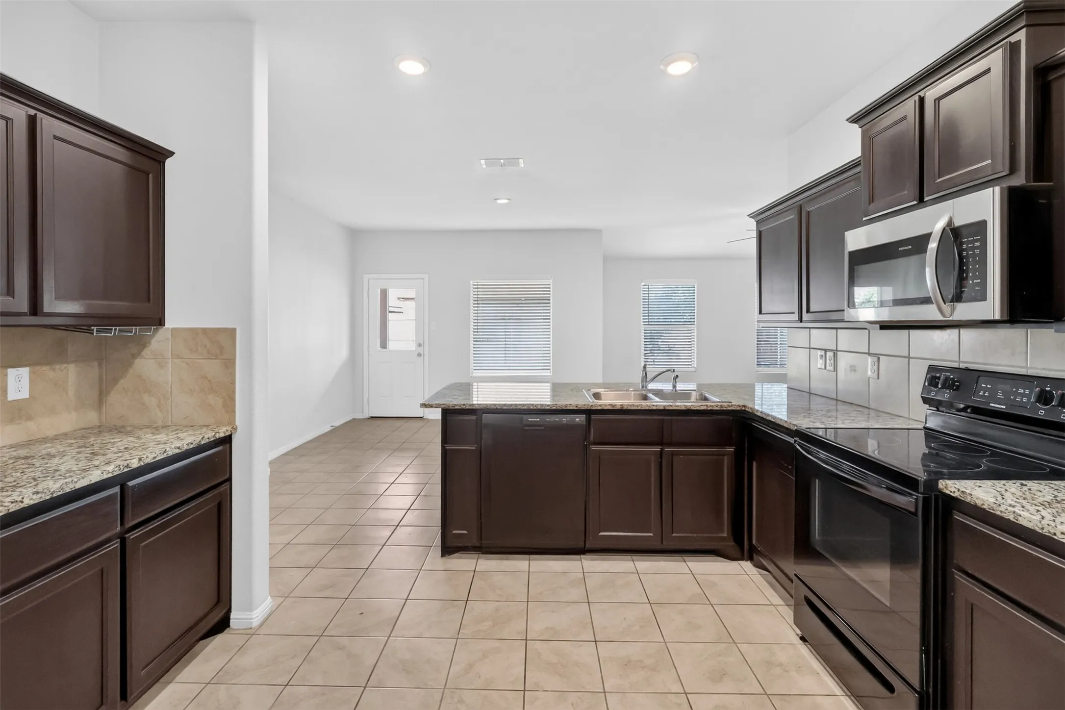 Single Family Residence For Rent in Tarrant County , 725 Gin Lake Trail, Fort Worth, Texas 76120, 4 Bedroom, 2 Bathroom, 2 Garage spaces, 1,802 Sqft, built in 2018, mls#21413119, Real Estate Agent in Fort Worth, Homes For Rent in Tarrant county, Homes For Rent in Fort Worth, Realtor in Fort Worth Texas, Real Estate Brokerage Independent Realty Texas, Luminita Cordes Realtor
