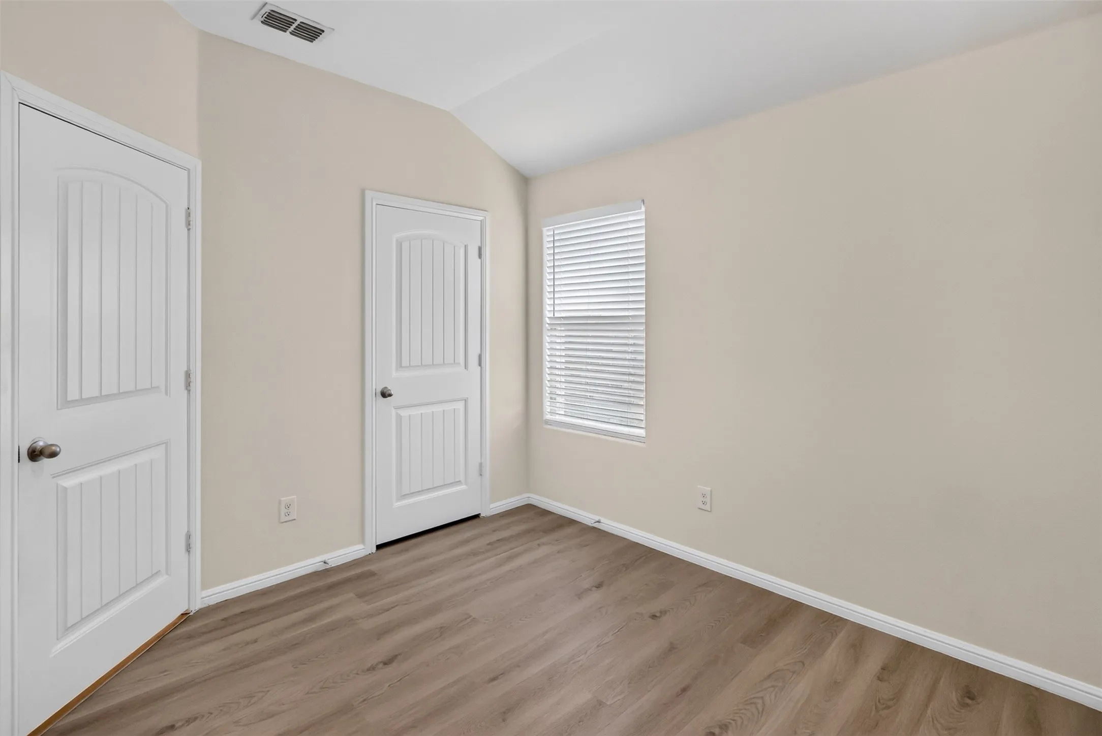 Single Family Residence For Rent in Tarrant County , 725 Gin Lake Trail, Fort Worth, Texas 76120, 4 Bedroom, 2 Bathroom, 2 Garage spaces, 1,802 Sqft, built in 2018, mls#21413119, Real Estate Agent in Fort Worth, Homes For Rent in Tarrant county, Homes For Rent in Fort Worth, Realtor in Fort Worth Texas, Real Estate Brokerage Independent Realty Texas, Luminita Cordes Realtor