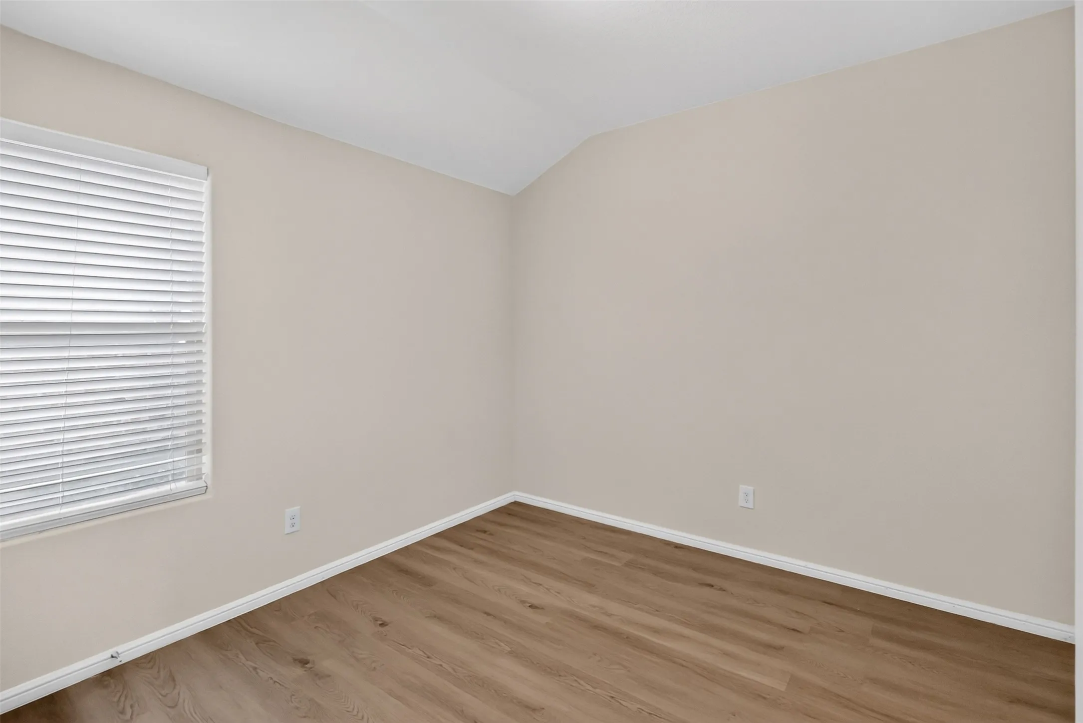 Single Family Residence For Rent in Tarrant County , 725 Gin Lake Trail, Fort Worth, Texas 76120, 4 Bedroom, 2 Bathroom, 2 Garage spaces, 1,802 Sqft, built in 2018, mls#21413119, Real Estate Agent in Fort Worth, Homes For Rent in Tarrant county, Homes For Rent in Fort Worth, Realtor in Fort Worth Texas, Real Estate Brokerage Independent Realty Texas, Luminita Cordes Realtor