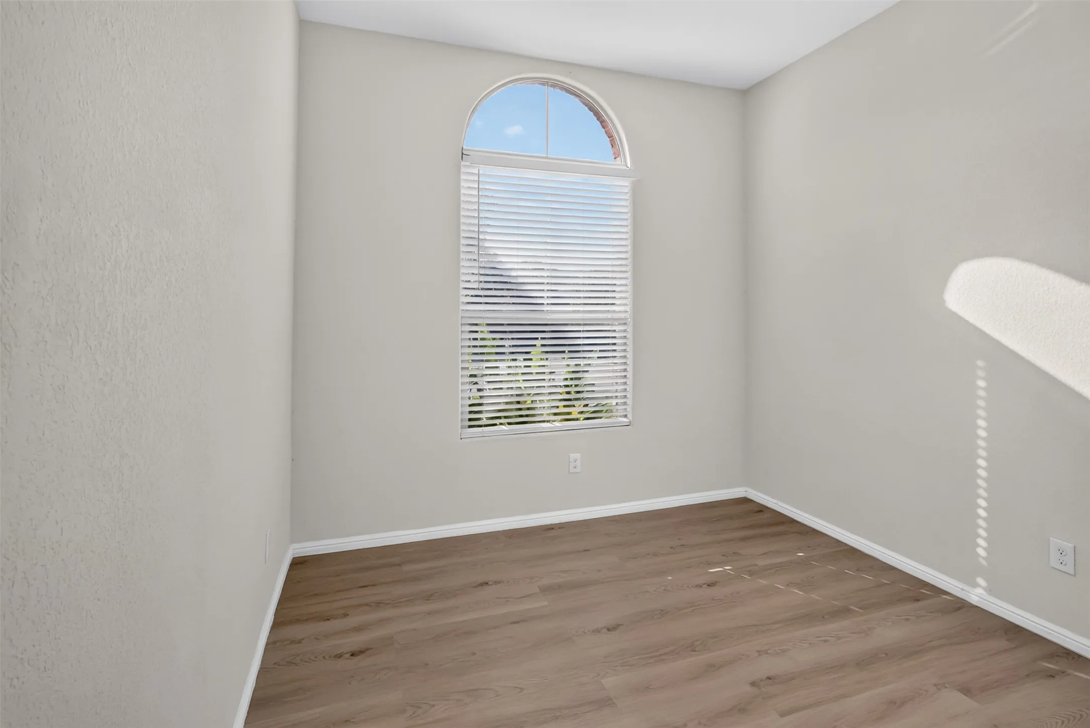 Single Family Residence For Rent in Tarrant County , 725 Gin Lake Trail, Fort Worth, Texas 76120, 4 Bedroom, 2 Bathroom, 2 Garage spaces, 1,802 Sqft, built in 2018, mls#21413119, Real Estate Agent in Fort Worth, Homes For Rent in Tarrant county, Homes For Rent in Fort Worth, Realtor in Fort Worth Texas, Real Estate Brokerage Independent Realty Texas, Luminita Cordes Realtor