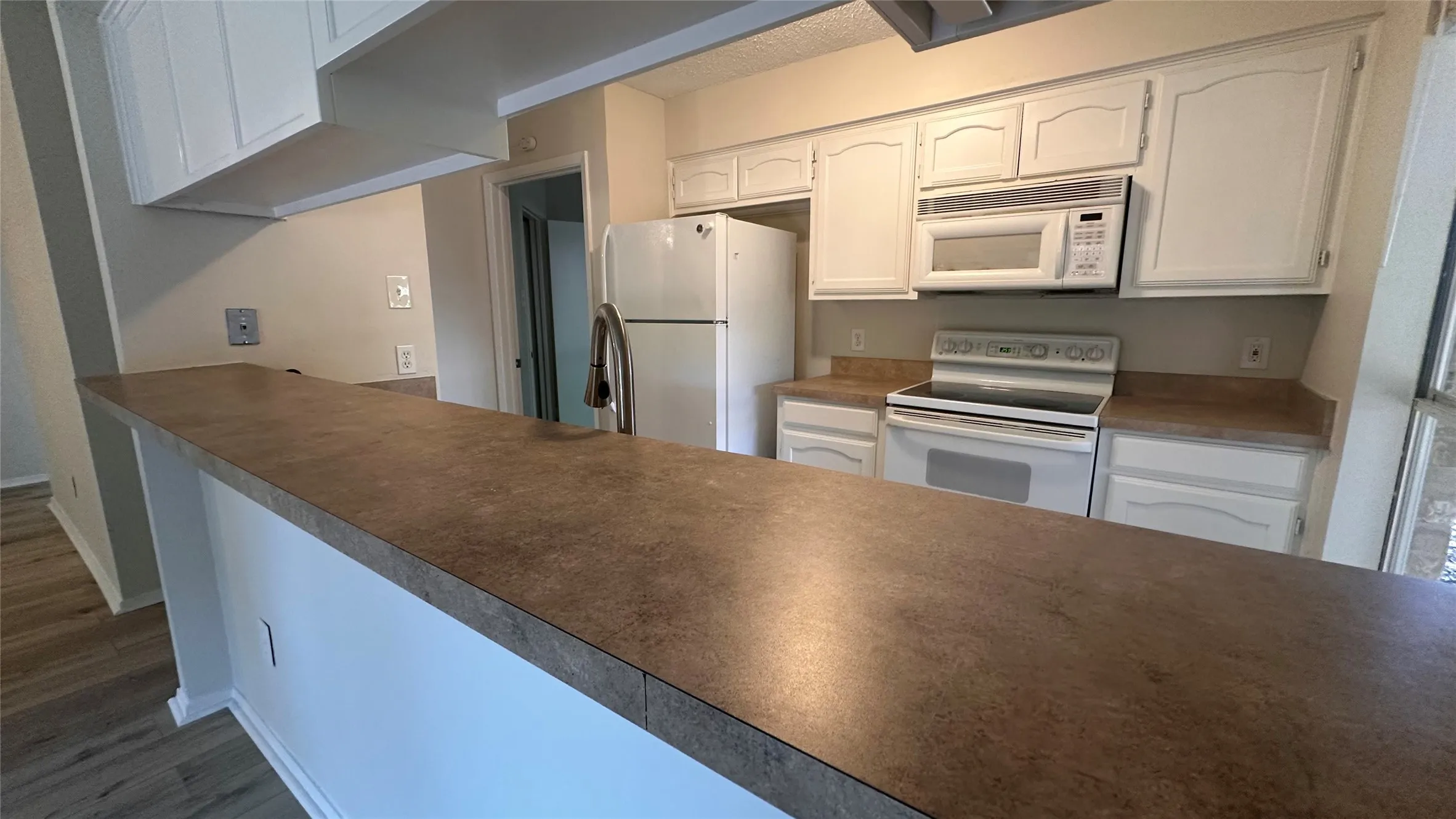 Single Family Residence For Rent in Tarrant County , 313 Sunnyview Drive, Mansfield, Texas 76063, 3 Bedroom, 2 Bathroom, 2 Garage spaces, 1,308 Sqft, built in 1984, mls#21409874, Real Estate Agent in Mansfield, Homes For Rent in Tarrant county, Homes For Rent in Mansfield, Realtor in Mansfield Texas, Real Estate Brokerage Independent Realty Texas, Luminita Cordes Realtor