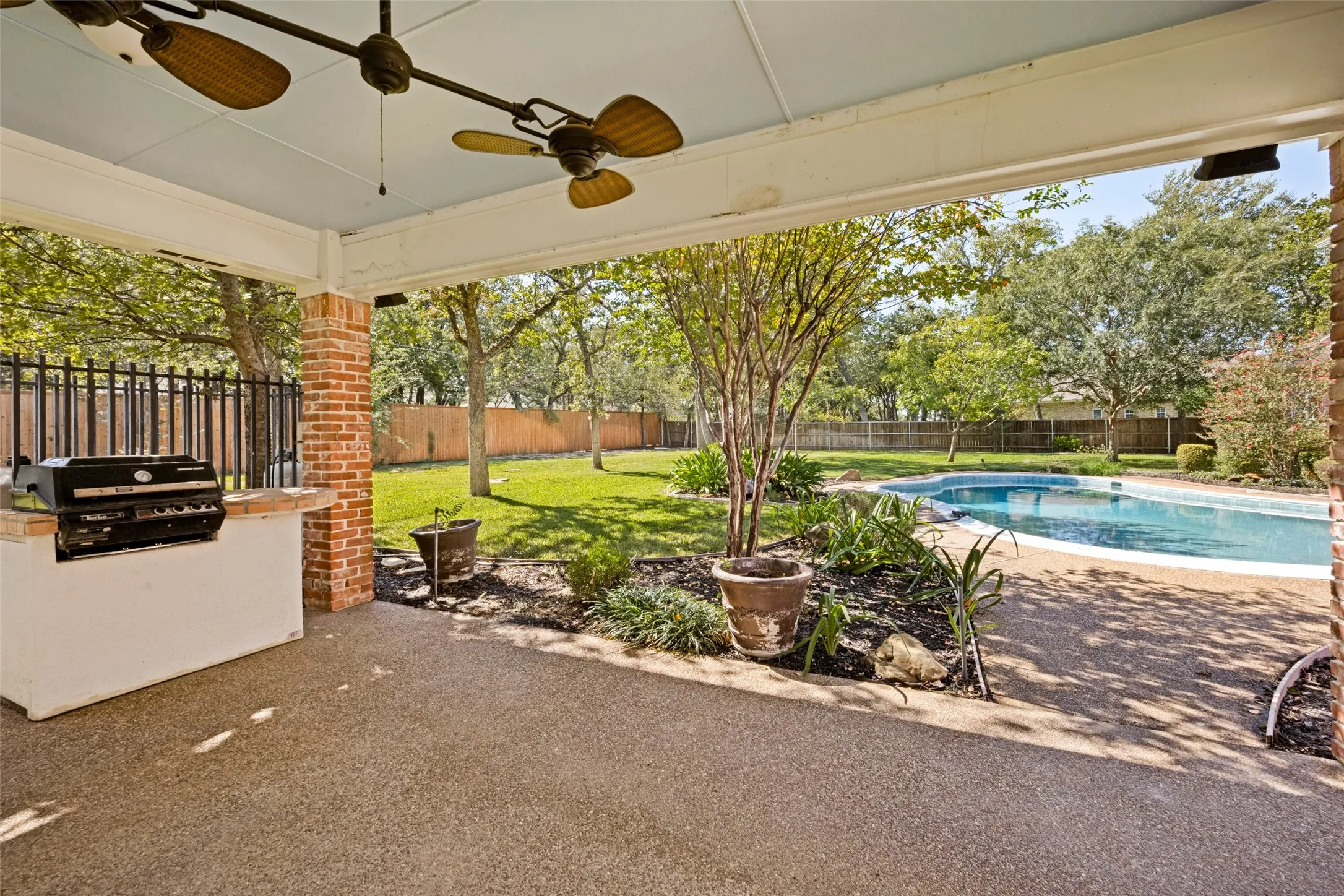 Outdoor kitchen and dirning area