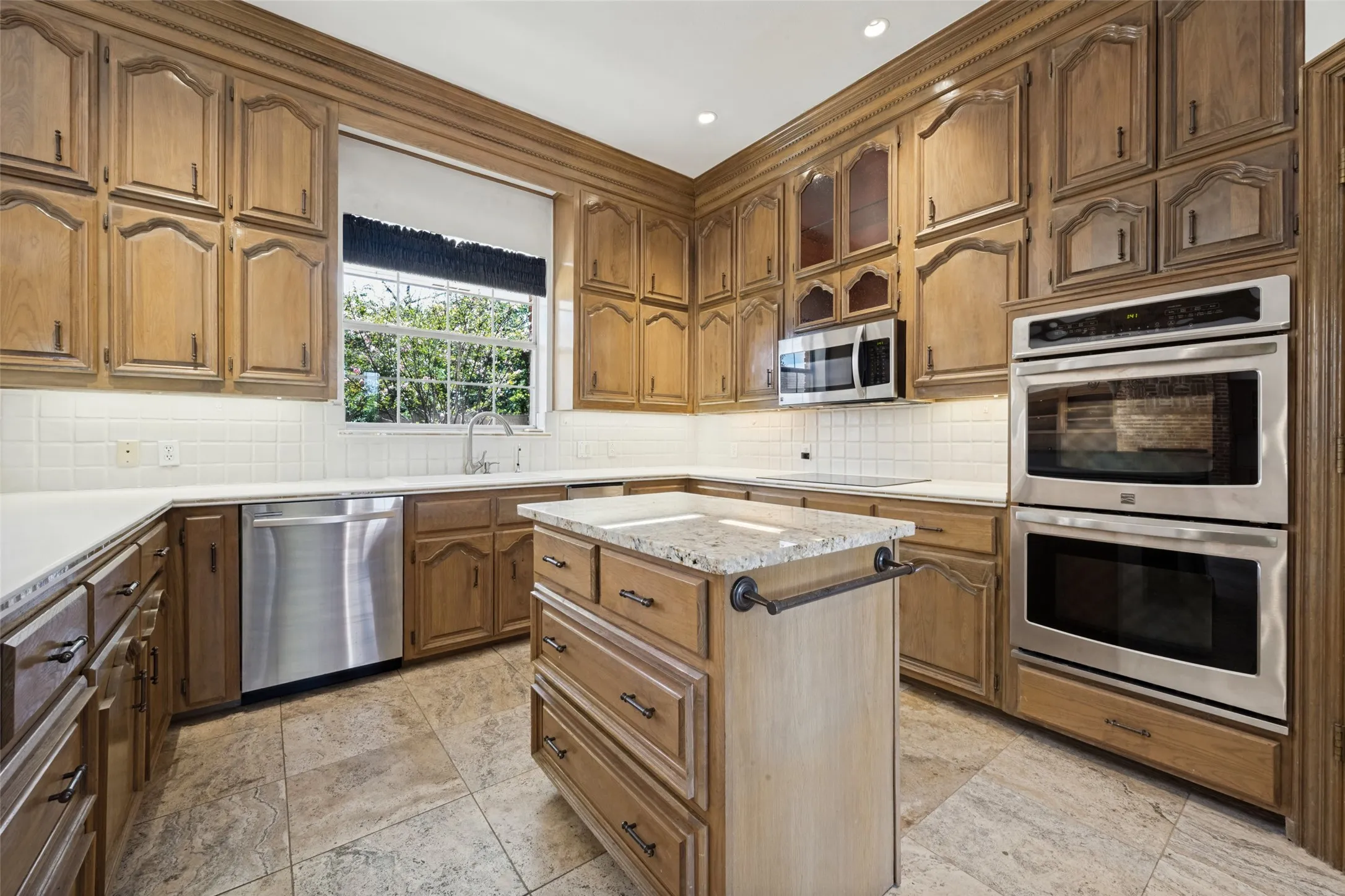 Single Family Residence For Sale in Denton County , 105 Meadow View, Argyle, Texas 76226, 4 Bedroom, 5 Bathroom, 3 Garage spaces, 3,890 Sqft, built in 1989, mls#21412760, Real Estate Agent in Argyle, Homes For Sale in Denton county, Homes For Sale in Argyle, Realtor in Argyle Texas, Real Estate Brokerage Independent Realty Texas, Luminita Cordes Realtor