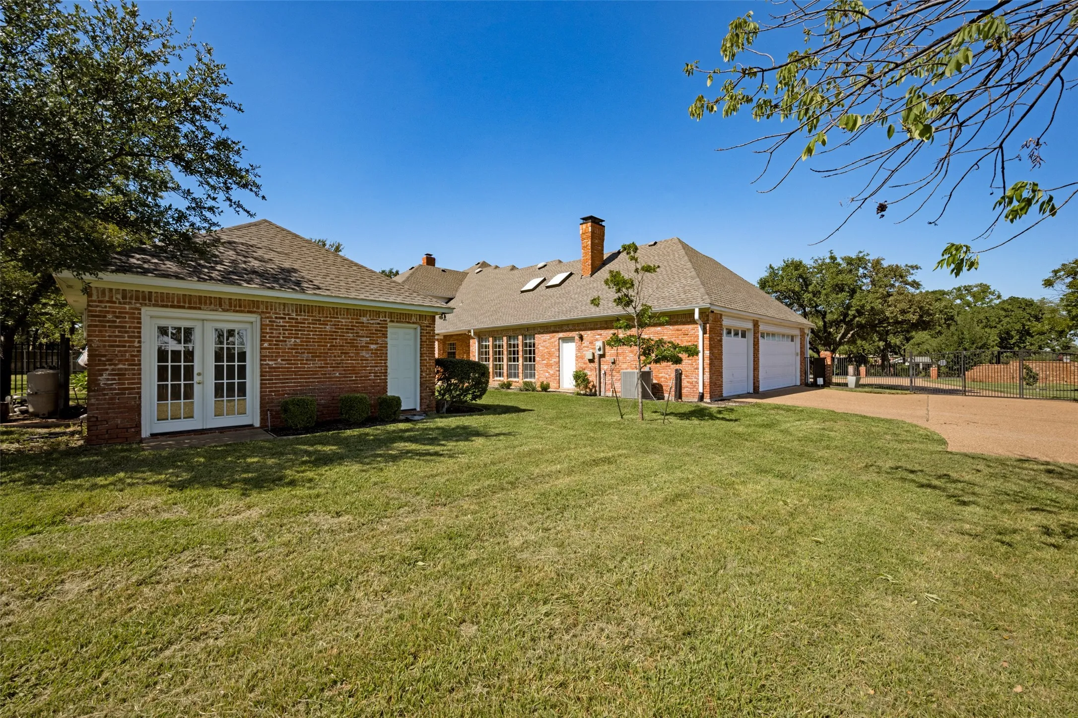 Single Family Residence For Sale in Denton County , 105 Meadow View, Argyle, Texas 76226, 4 Bedroom, 5 Bathroom, 3 Garage spaces, 3,890 Sqft, built in 1989, mls#21412760, Real Estate Agent in Argyle, Homes For Sale in Denton county, Homes For Sale in Argyle, Realtor in Argyle Texas, Real Estate Brokerage Independent Realty Texas, Luminita Cordes Realtor