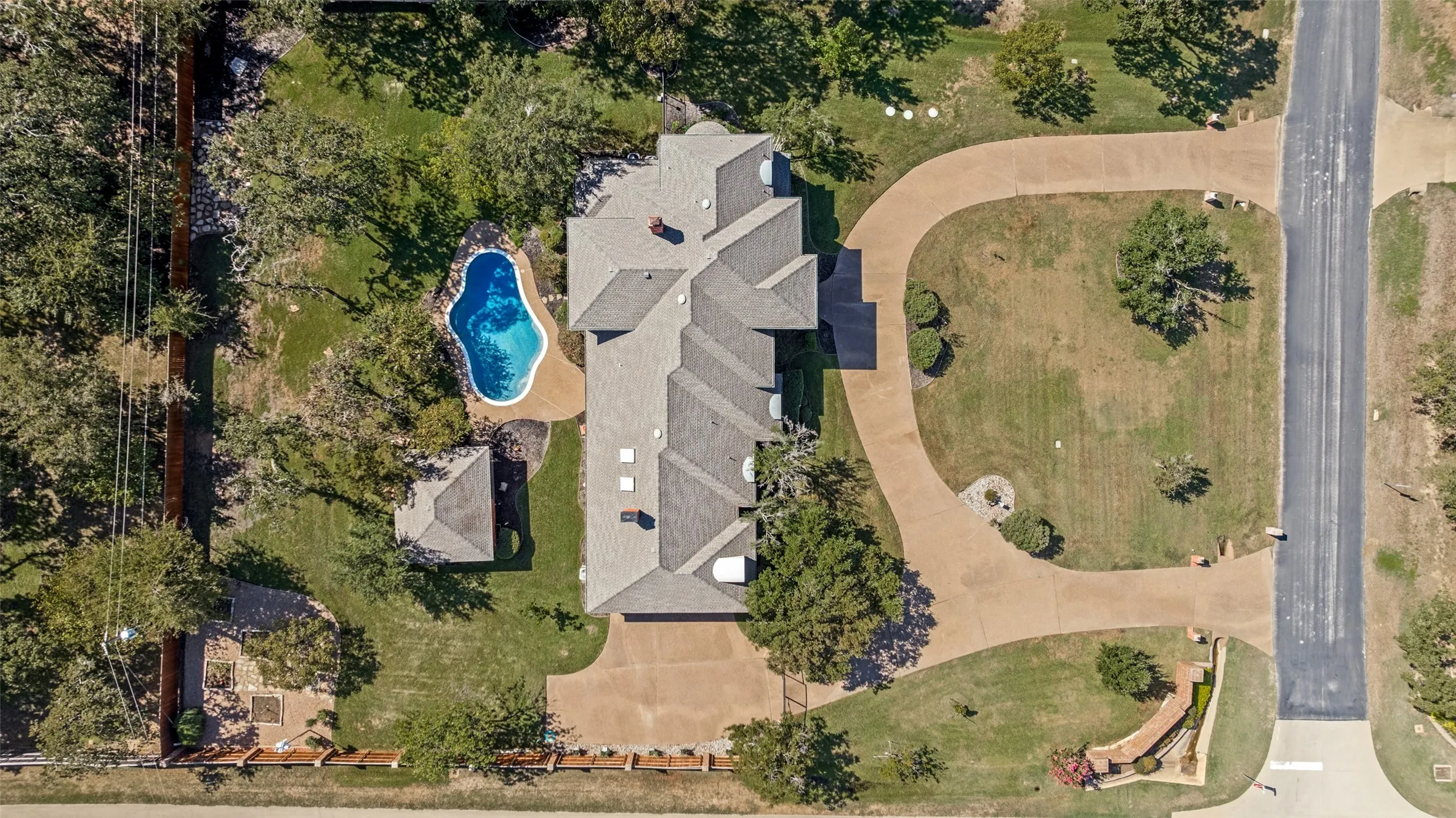 Single Family Residence For Sale in Denton County , 105 Meadow View, Argyle, Texas 76226, 4 Bedroom, 5 Bathroom, 3 Garage spaces, 3,890 Sqft, built in 1989, mls#21412760, Real Estate Agent in Argyle, Homes For Sale in Denton county, Homes For Sale in Argyle, Realtor in Argyle Texas, Real Estate Brokerage Independent Realty Texas, Luminita Cordes Realtor