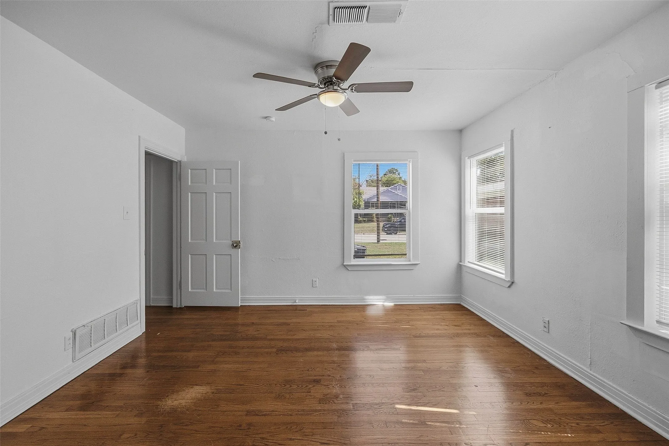 Single Family Residence For Sale in Tarrant County , 3554 Winston Road, Fort Worth, Texas 76109, 4 Bedroom, 2 Bathroom, Garage spaces, 1,687 Sqft, built in 1942, mls#21412123, Real Estate Agent in Fort Worth, Homes For Sale in Tarrant county, Homes For Sale in Fort Worth, Realtor in Fort Worth Texas, Real Estate Brokerage Independent Realty Texas, Luminita Cordes Realtor