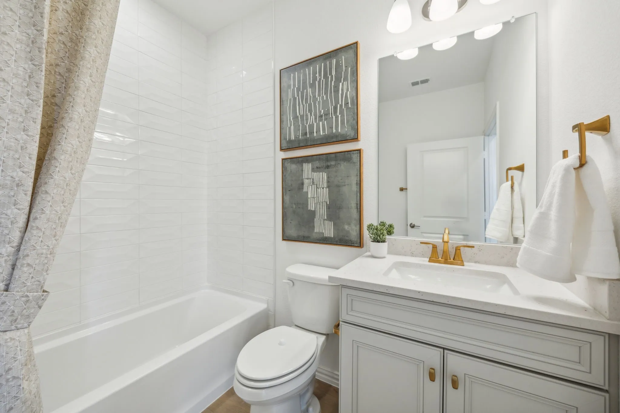 *Model Representation - Spacious secondary bathroom