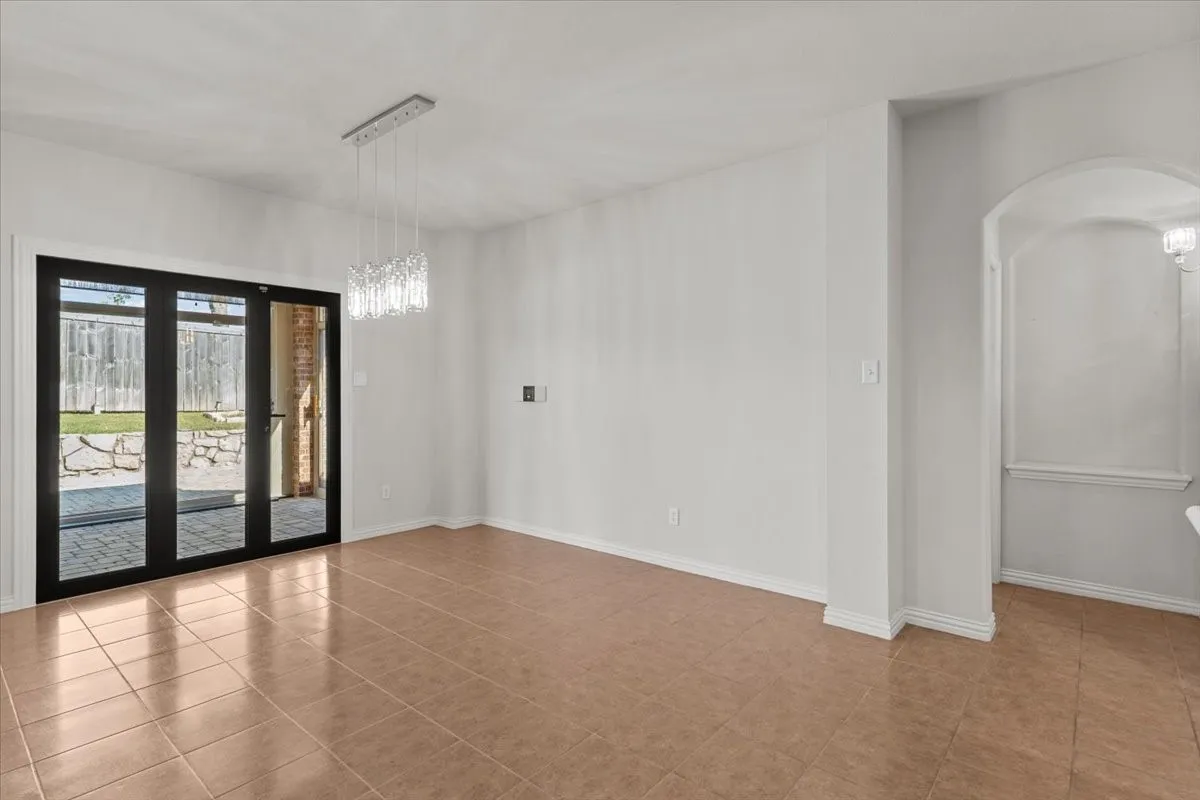 Single Family Residence For Sale in Dallas County , 1129 Northlake Drive, De Soto, Texas 75115, 5 Bedroom, 4 Bathroom, 3 Garage spaces, 4,674 Sqft, built in 2007, mls#21408562, Real Estate Agent in De Soto, Homes For Sale in Dallas county, Homes For Sale in De Soto, Realtor in De Soto Texas, Real Estate Brokerage Independent Realty Texas, Luminita Cordes Realtor