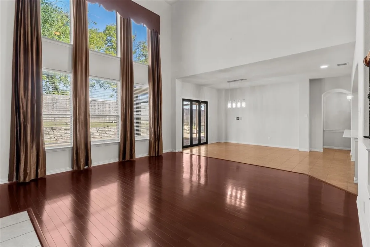 Single Family Residence For Sale in Dallas County , 1129 Northlake Drive, De Soto, Texas 75115, 5 Bedroom, 4 Bathroom, 3 Garage spaces, 4,674 Sqft, built in 2007, mls#21408562, Real Estate Agent in De Soto, Homes For Sale in Dallas county, Homes For Sale in De Soto, Realtor in De Soto Texas, Real Estate Brokerage Independent Realty Texas, Luminita Cordes Realtor