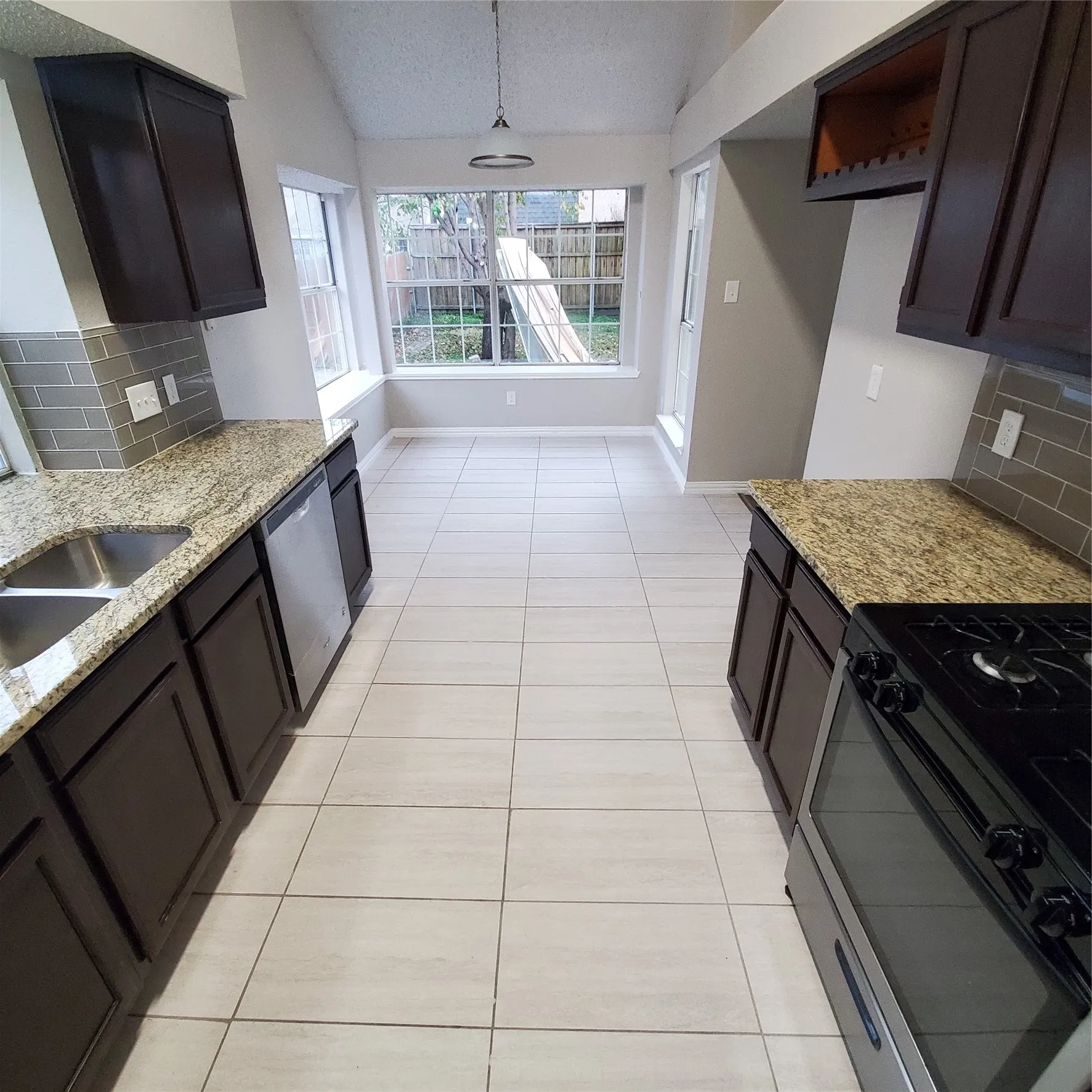 Single Family Residence For Rent in Dallas County , 8006 Yacht Club Drive, Rowlett, Texas 75089, 4 Bedroom, 2 Bathroom, 2 Garage spaces, 1,814 Sqft, built in 1986, mls#21413152, Real Estate Agent in Rowlett, Homes For Rent in Dallas county, Homes For Rent in Rowlett, Realtor in Rowlett Texas, Real Estate Brokerage Independent Realty Texas, Luminita Cordes Realtor
