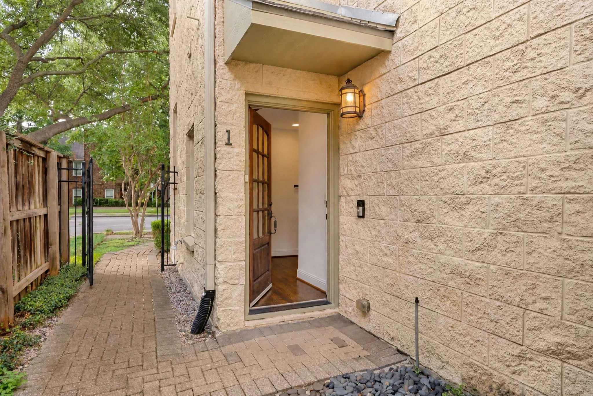 Townhouse For Sale in Dallas County , 4140 Emerson Avenue 1, University Park, Texas 75205, 3 Bedroom, 4 Bathroom, 2 Garage spaces, 2,153 Sqft, built in 2005, mls#21412512, Real Estate Agent in University Park, Homes For Sale in Dallas county, Homes For Sale in University Park, Realtor in University Park Texas, Real Estate Brokerage Independent Realty Texas, Luminita Cordes Realtor