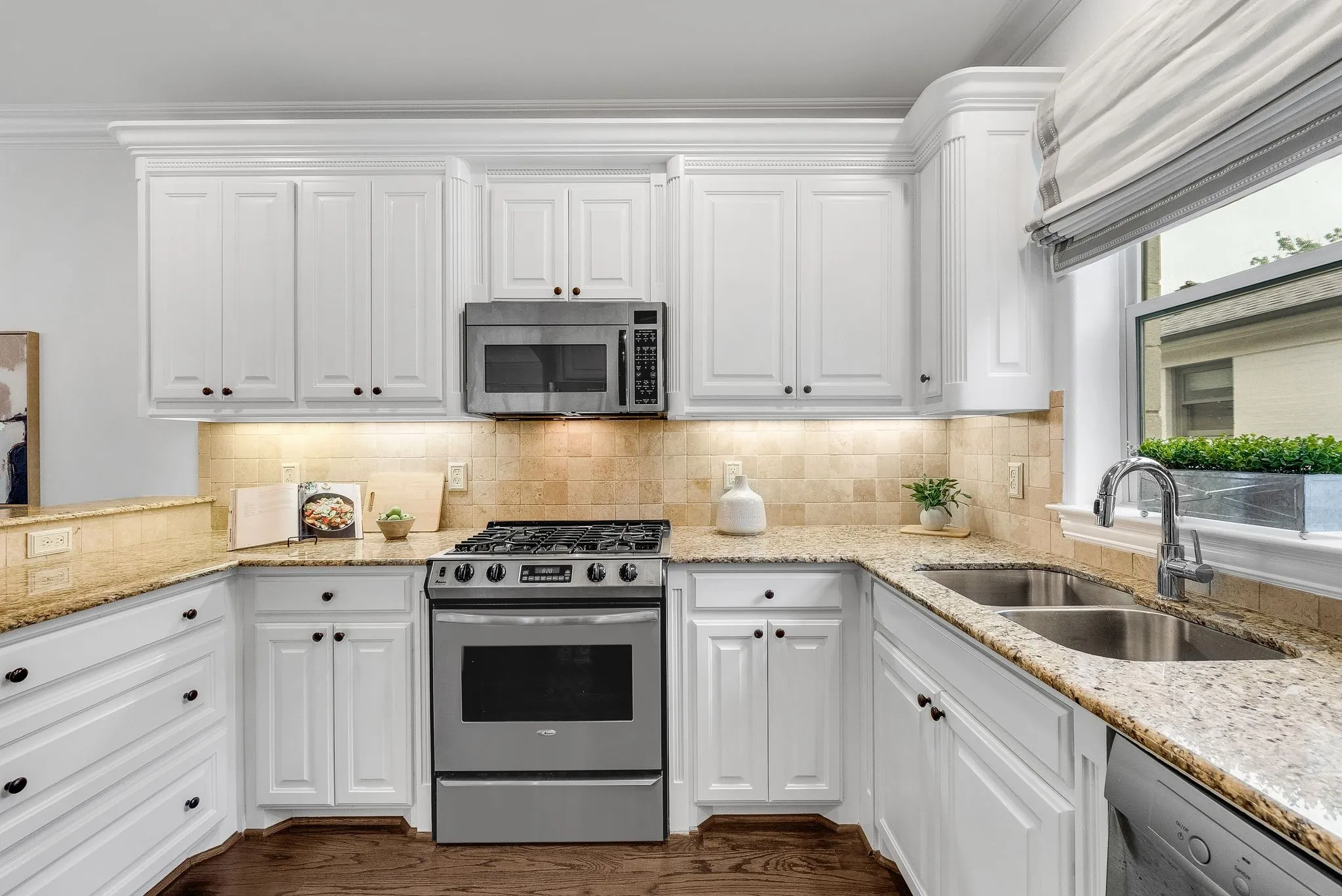 Townhouse For Sale in Dallas County , 4140 Emerson Avenue 1, University Park, Texas 75205, 3 Bedroom, 4 Bathroom, 2 Garage spaces, 2,153 Sqft, built in 2005, mls#21412512, Real Estate Agent in University Park, Homes For Sale in Dallas county, Homes For Sale in University Park, Realtor in University Park Texas, Real Estate Brokerage Independent Realty Texas, Luminita Cordes Realtor