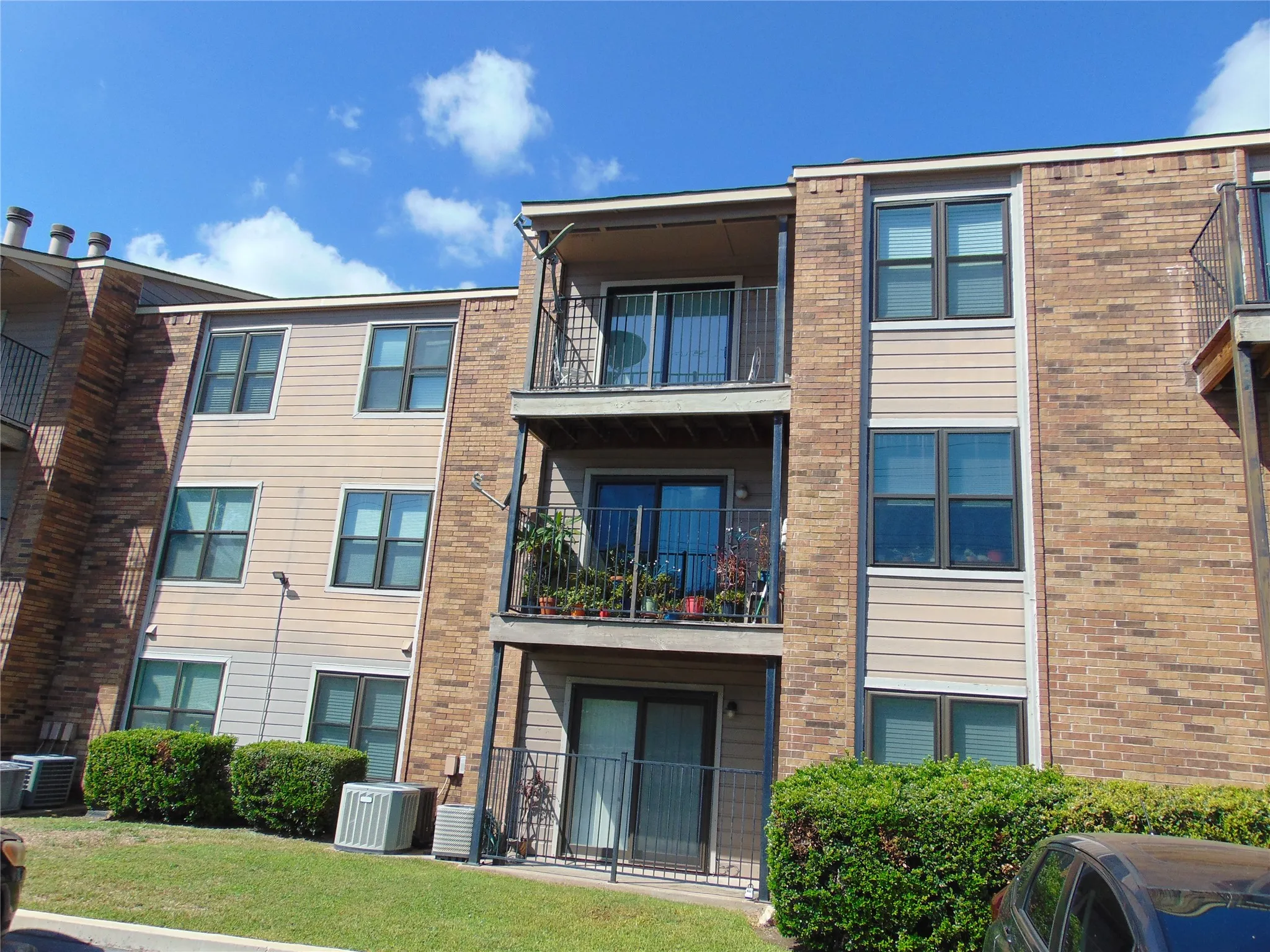 Condominium For Sale in Dallas County , 8109 Skillman Street 1008, Dallas, Texas 75231, 2 Bedroom, 2 Bathroom, Garage spaces, 1,047 Sqft, built in 1981, mls#21413166, Real Estate Agent in Dallas, Homes For Sale in Dallas county, Homes For Sale in Dallas, Realtor in Dallas Texas, Real Estate Brokerage Independent Realty Texas, Luminita Cordes Realtor