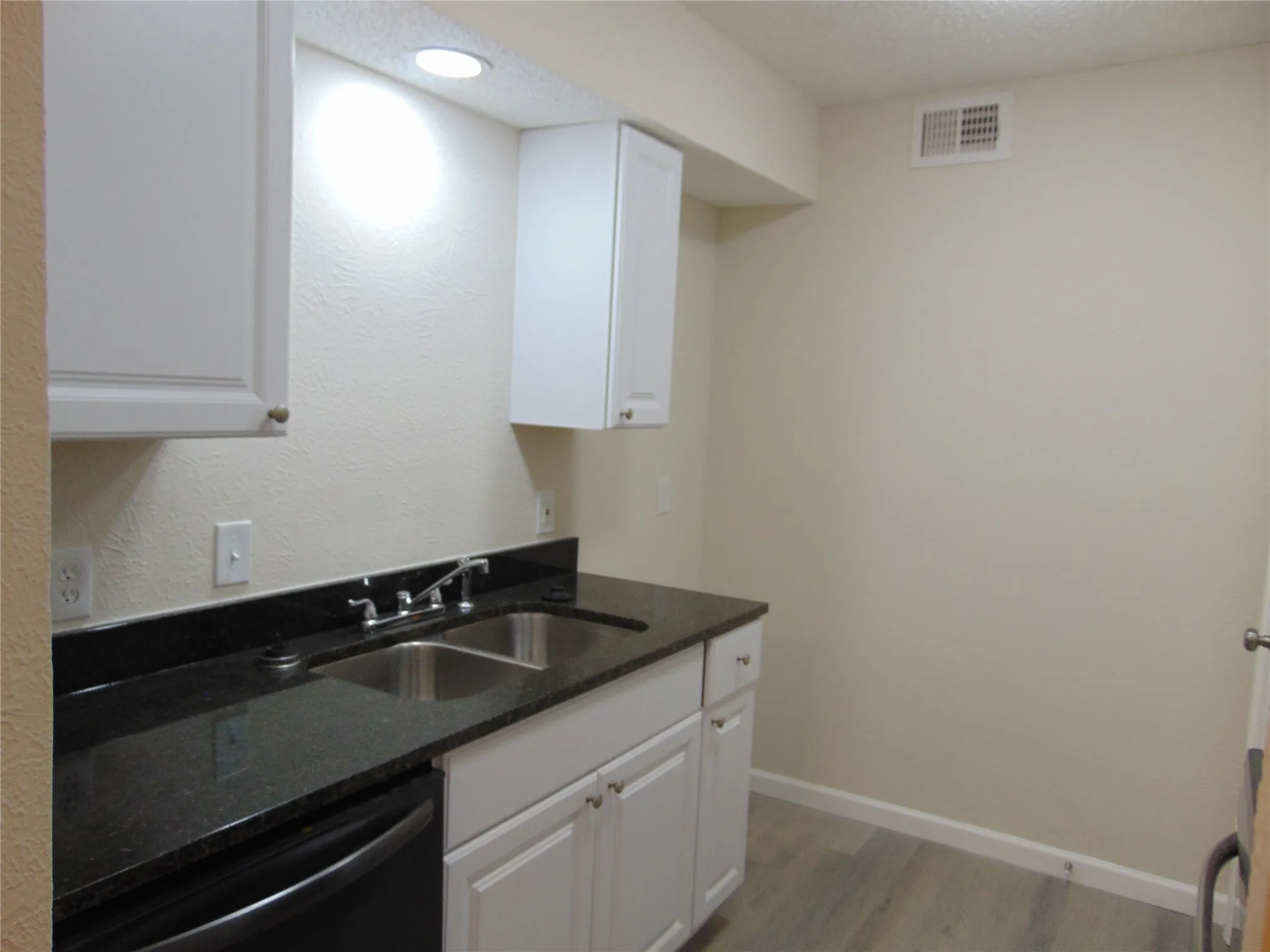 Condominium For Sale in Dallas County , 8109 Skillman Street 1008, Dallas, Texas 75231, 2 Bedroom, 2 Bathroom, Garage spaces, 1,047 Sqft, built in 1981, mls#21413166, Real Estate Agent in Dallas, Homes For Sale in Dallas county, Homes For Sale in Dallas, Realtor in Dallas Texas, Real Estate Brokerage Independent Realty Texas, Luminita Cordes Realtor