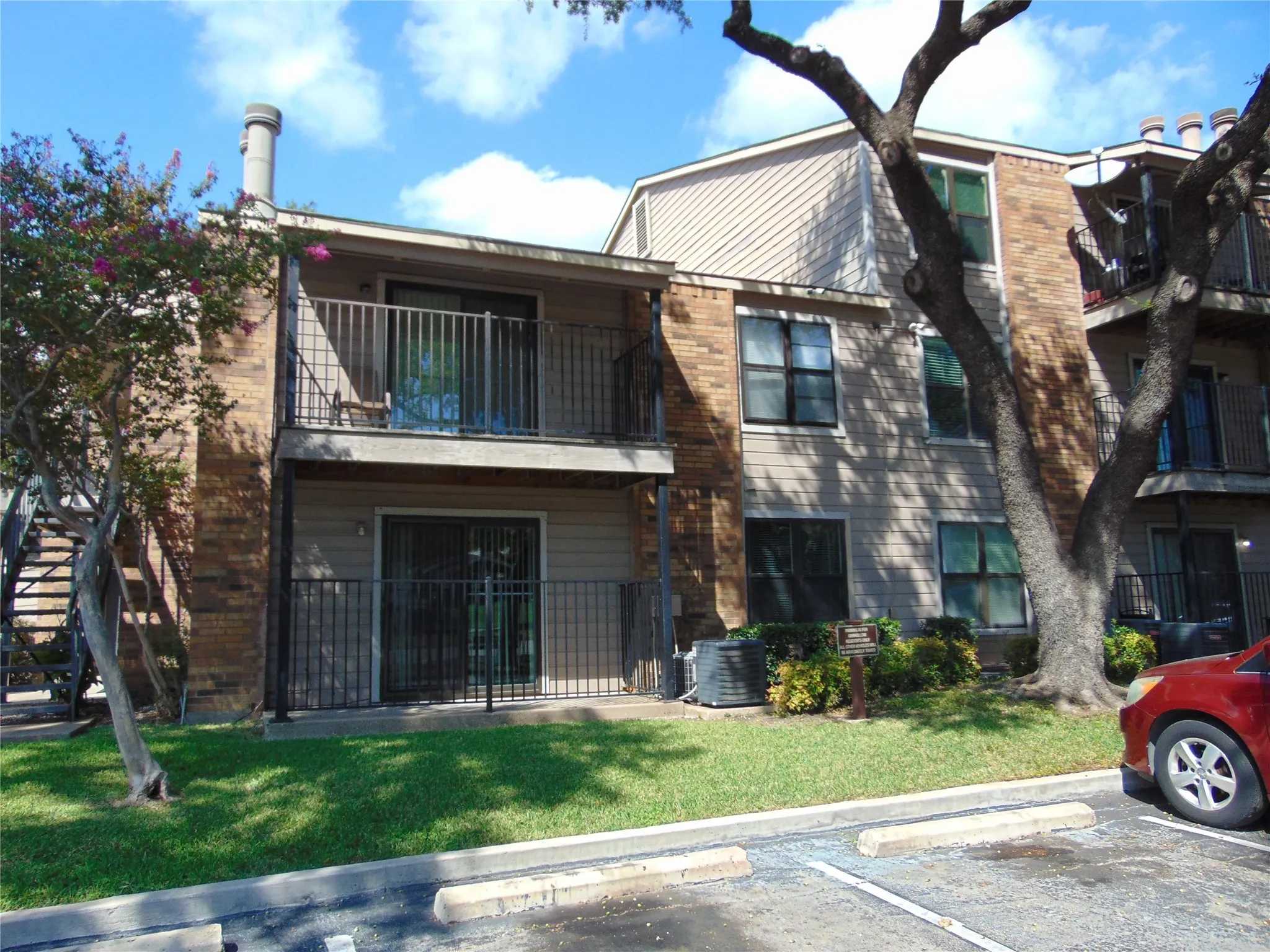 Condominium For Sale in Dallas County , 8109 Skillman Street 1008, Dallas, Texas 75231, 2 Bedroom, 2 Bathroom, Garage spaces, 1,047 Sqft, built in 1981, mls#21413166, Real Estate Agent in Dallas, Homes For Sale in Dallas county, Homes For Sale in Dallas, Realtor in Dallas Texas, Real Estate Brokerage Independent Realty Texas, Luminita Cordes Realtor