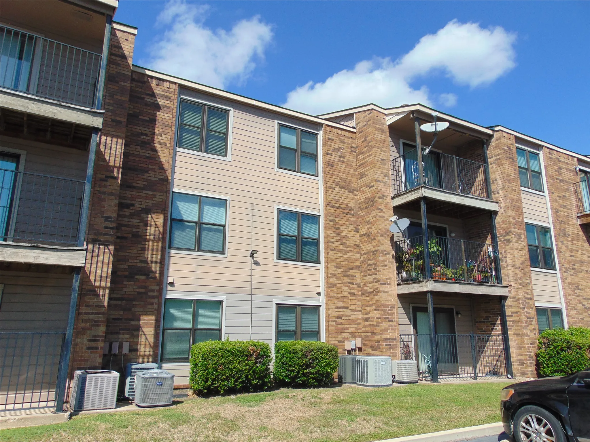 Condominium For Sale in Dallas County , 8109 Skillman Street 1008, Dallas, Texas 75231, 2 Bedroom, 2 Bathroom, Garage spaces, 1,047 Sqft, built in 1981, mls#21413166, Real Estate Agent in Dallas, Homes For Sale in Dallas county, Homes For Sale in Dallas, Realtor in Dallas Texas, Real Estate Brokerage Independent Realty Texas, Luminita Cordes Realtor