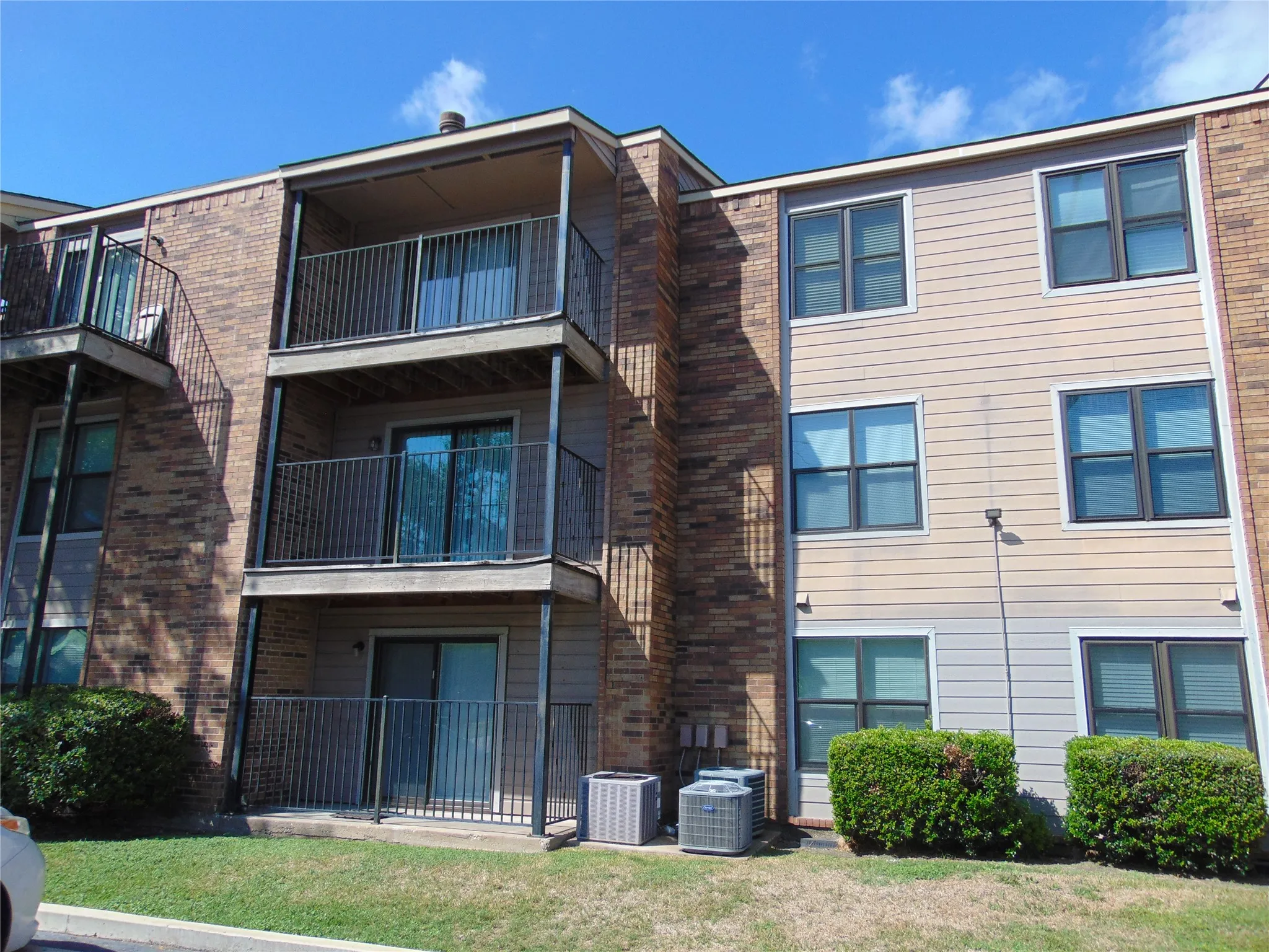 Condominium For Sale in Dallas County , 8109 Skillman Street 1008, Dallas, Texas 75231, 2 Bedroom, 2 Bathroom, Garage spaces, 1,047 Sqft, built in 1981, mls#21413166, Real Estate Agent in Dallas, Homes For Sale in Dallas county, Homes For Sale in Dallas, Realtor in Dallas Texas, Real Estate Brokerage Independent Realty Texas, Luminita Cordes Realtor