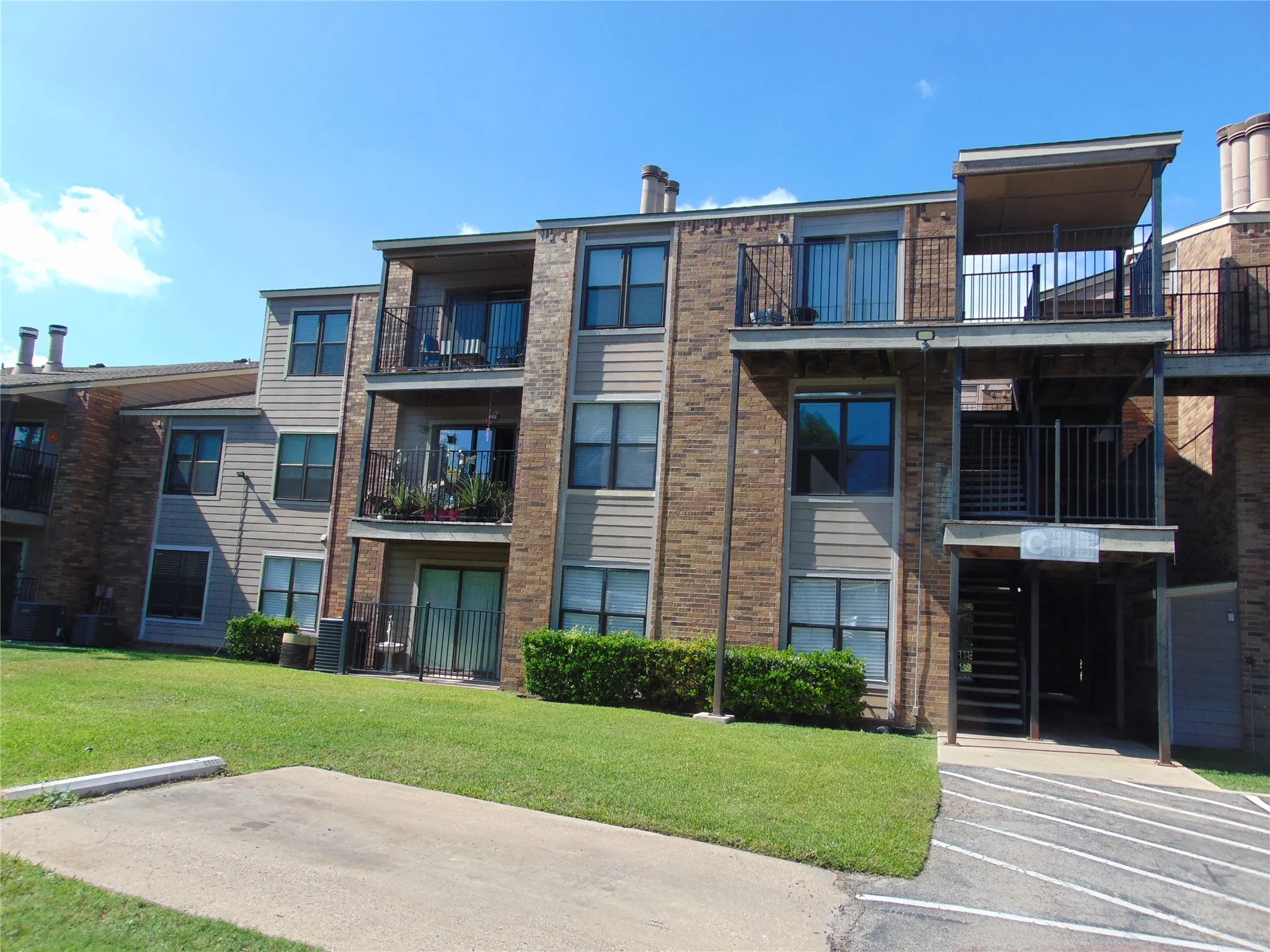 Condominium For Sale in Dallas County , 8109 Skillman Street 1008, Dallas, Texas 75231, 2 Bedroom, 2 Bathroom, Garage spaces, 1,047 Sqft, built in 1981, mls#21413166, Real Estate Agent in Dallas, Homes For Sale in Dallas county, Homes For Sale in Dallas, Realtor in Dallas Texas, Real Estate Brokerage Independent Realty Texas, Luminita Cordes Realtor