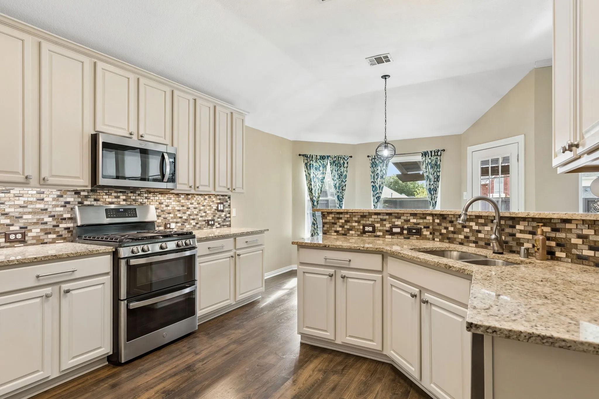 Single Family Residence For Sale in Collin County , 8605 Prescott Circle, Frisco, Texas 75033, 3 Bedroom, 2 Bathroom, 2 Garage spaces, 2,202 Sqft, built in 1997, mls#21412470, Real Estate Agent in Frisco, Homes For Sale in Collin county, Homes For Sale in Frisco, Realtor in Frisco Texas, Real Estate Brokerage Independent Realty Texas, Luminita Cordes Realtor