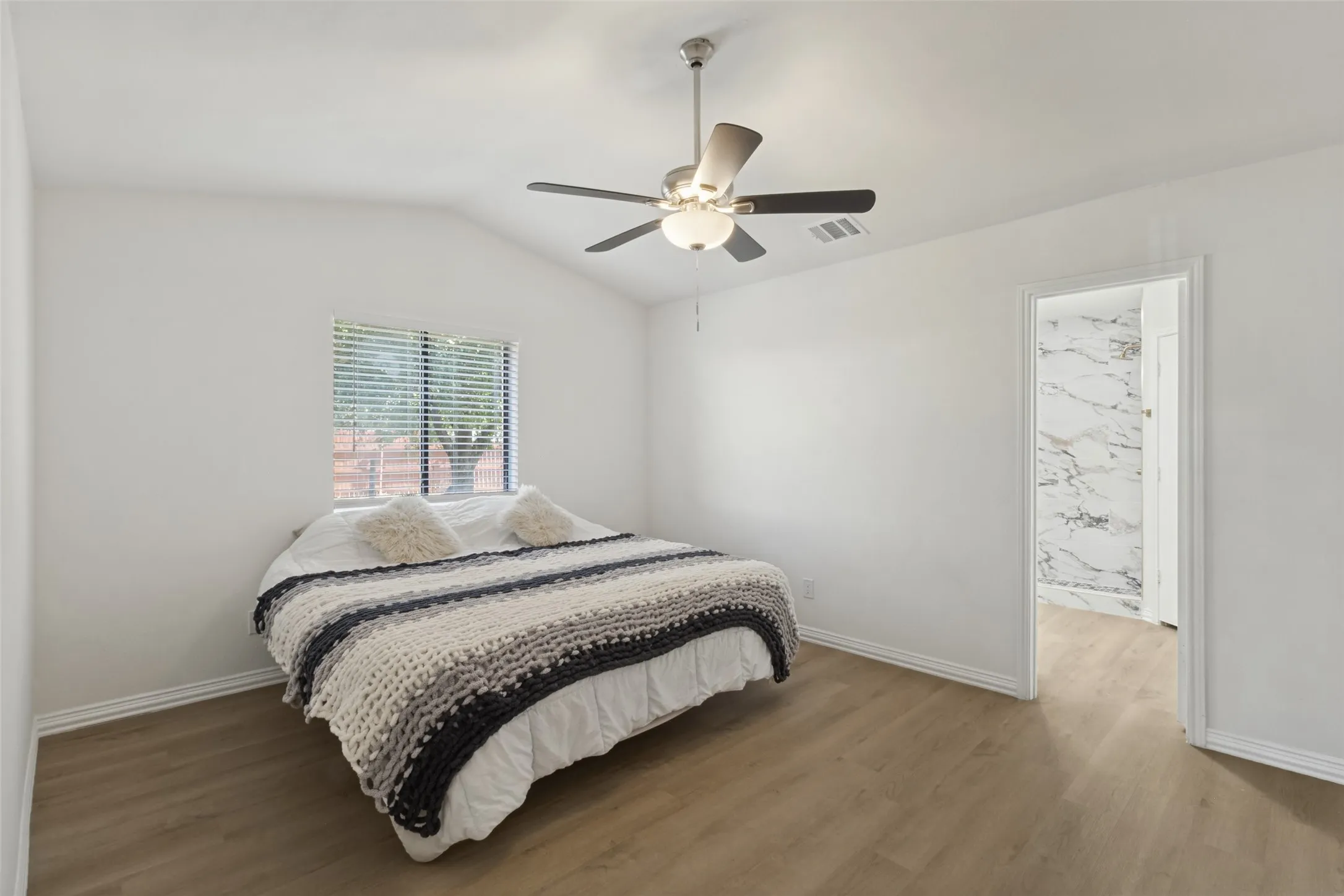 Single Family Residence For Sale in Dallas County , 3602 Lofland Lane, Rowlett, Texas 75088, 4 Bedroom, 2 Bathroom, 2 Garage spaces, 1,644 Sqft, built in 1985, mls#21413142, Real Estate Agent in Rowlett, Homes For Sale in Dallas county, Homes For Sale in Rowlett, Realtor in Rowlett Texas, Real Estate Brokerage Independent Realty Texas, Luminita Cordes Realtor