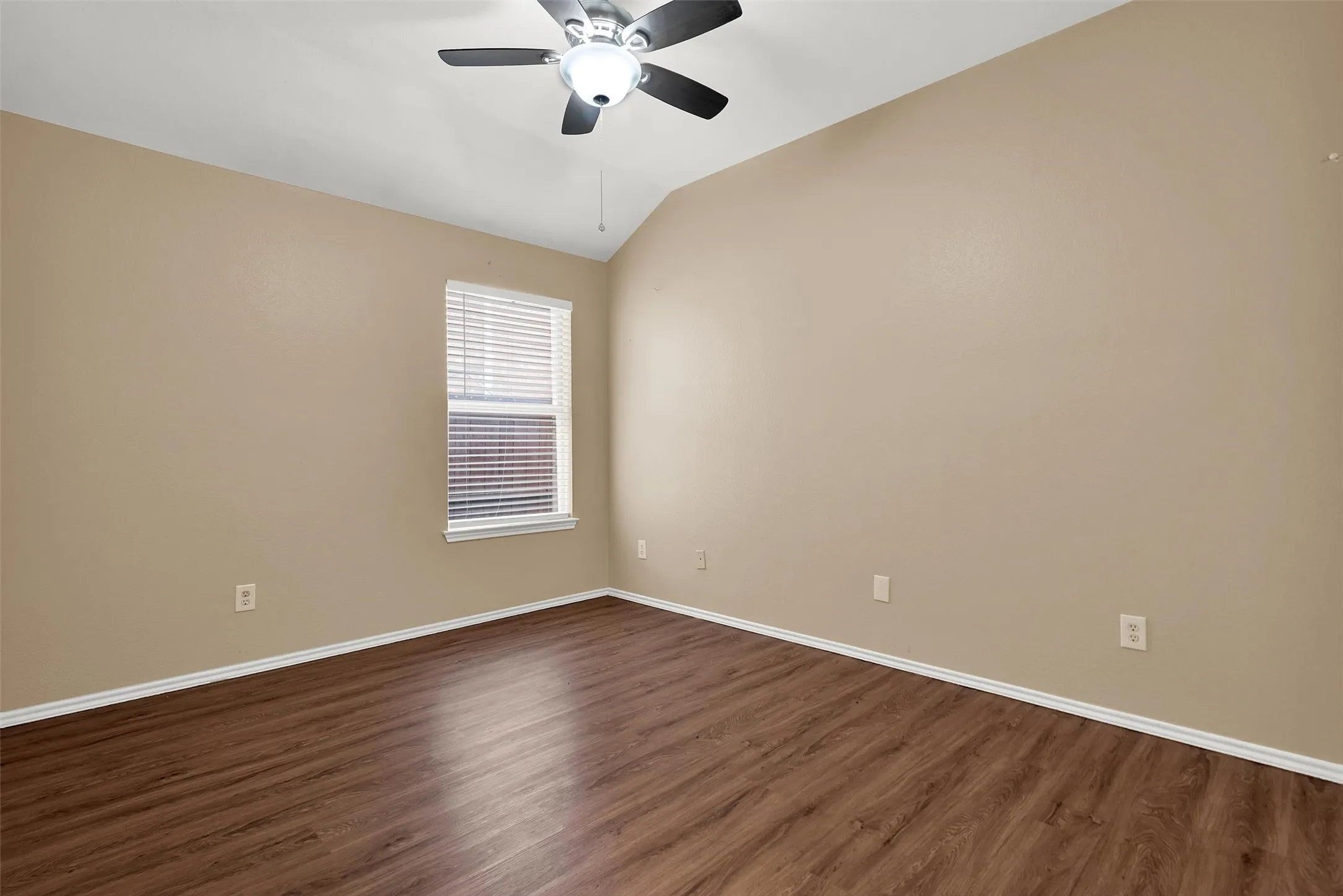 Single Family Residence For Rent in Denton County , 1065 Warbler Lane, Aubrey, Texas 76227, 4 Bedroom, 2 Bathroom, 2 Garage spaces, 1,816 Sqft, built in 2005, mls#21406557, Real Estate Agent in Aubrey, Homes For Rent in Denton county, Homes For Rent in Aubrey, Realtor in Aubrey Texas, Real Estate Brokerage Independent Realty Texas, Luminita Cordes Realtor