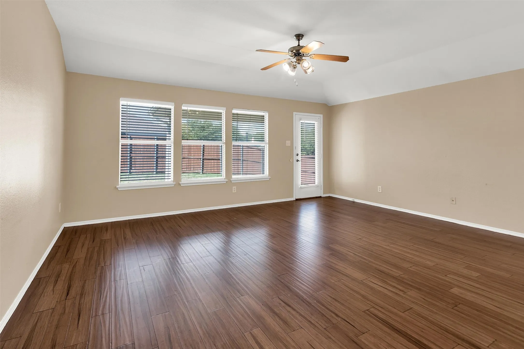 Single Family Residence For Rent in Denton County , 1065 Warbler Lane, Aubrey, Texas 76227, 4 Bedroom, 2 Bathroom, 2 Garage spaces, 1,816 Sqft, built in 2005, mls#21406557, Real Estate Agent in Aubrey, Homes For Rent in Denton county, Homes For Rent in Aubrey, Realtor in Aubrey Texas, Real Estate Brokerage Independent Realty Texas, Luminita Cordes Realtor