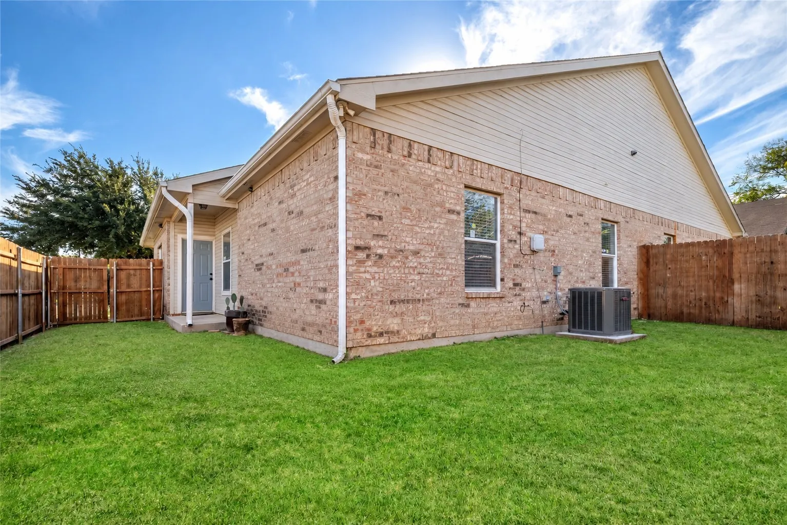 Duplex For Sale in Denton County , 738 Carroll Lane, Lewisville, Texas 75067, 6 Bedroom, 4 Bathroom, 2 Garage spaces, 1,737 Sqft, built in 2004, mls#21410292, Real Estate Agent in Lewisville, Homes For Sale in Denton county, Homes For Sale in Lewisville, Realtor in Lewisville Texas, Real Estate Brokerage Independent Realty Texas, Luminita Cordes Realtor