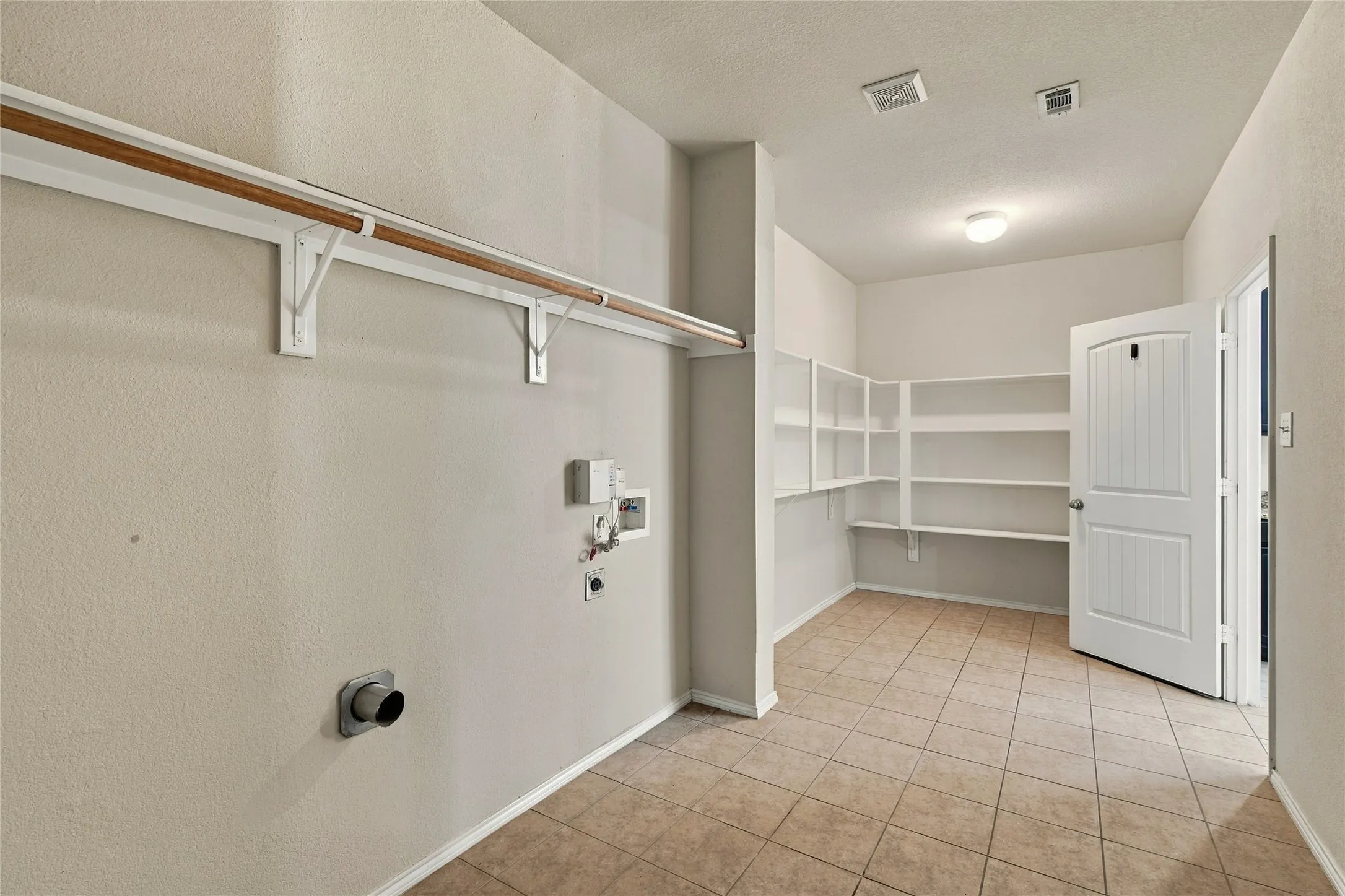 Single Family Residence For Rent in Tarrant County , 11329 Kenny Drive, Fort Worth, Texas 76244, 3 Bedroom, 3 Bathroom, 2 Garage spaces, 2,686 Sqft, built in 2010, mls#21413233, Real Estate Agent in Fort Worth, Homes For Rent in Tarrant county, Homes For Rent in Fort Worth, Realtor in Fort Worth Texas, Real Estate Brokerage Independent Realty Texas, Luminita Cordes Realtor