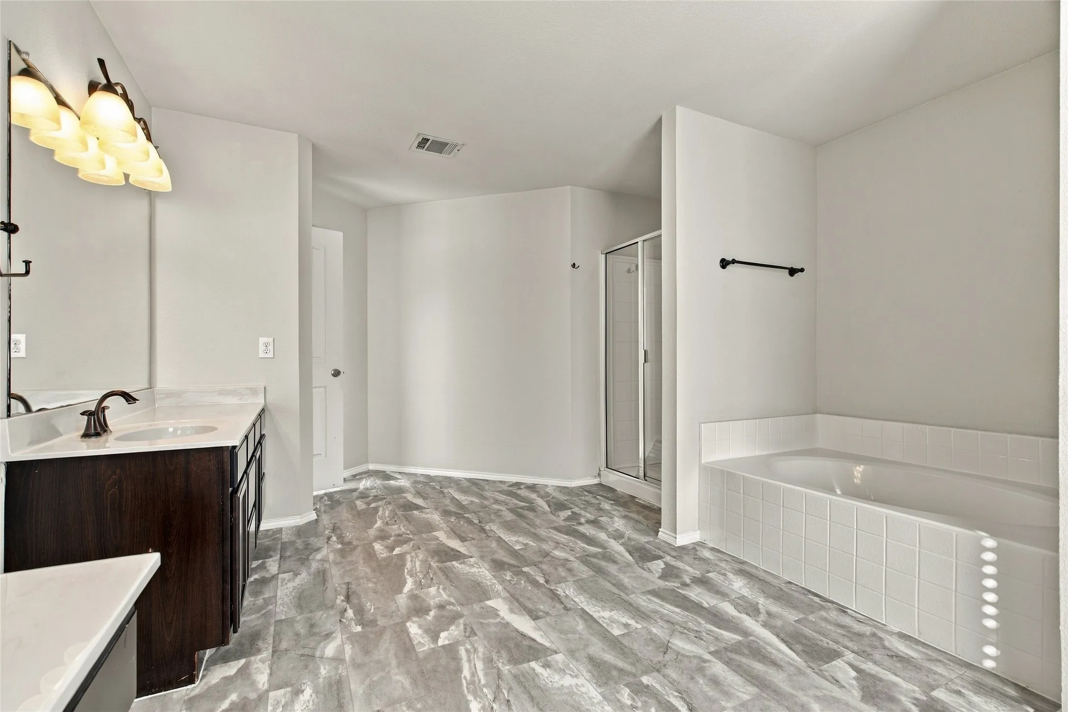 Single Family Residence For Rent in Tarrant County , 11329 Kenny Drive, Fort Worth, Texas 76244, 3 Bedroom, 3 Bathroom, 2 Garage spaces, 2,686 Sqft, built in 2010, mls#21413233, Real Estate Agent in Fort Worth, Homes For Rent in Tarrant county, Homes For Rent in Fort Worth, Realtor in Fort Worth Texas, Real Estate Brokerage Independent Realty Texas, Luminita Cordes Realtor