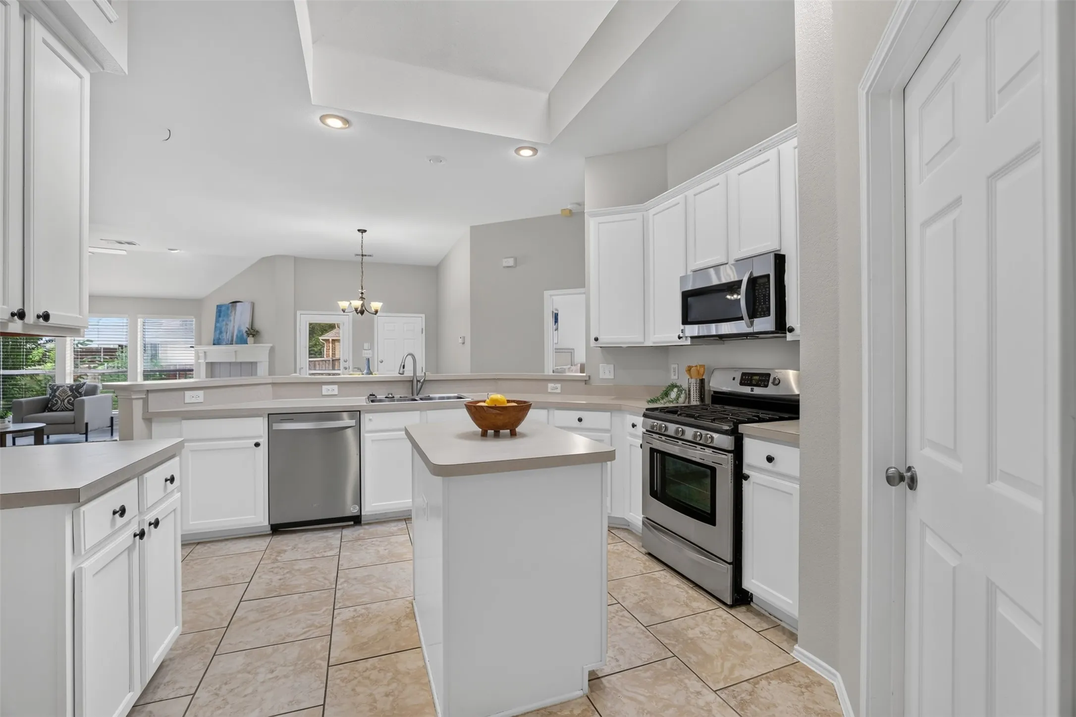Single Family Residence For Sale in Collin County , 3409 Bluegrass Drive, Plano, Texas 75074, 3 Bedroom, 2 Bathroom, 2 Garage spaces, 1,815 Sqft, built in 2001, mls#21412616, Real Estate Agent in Plano, Homes For Sale in Collin county, Homes For Sale in Plano, Realtor in Plano Texas, Real Estate Brokerage Independent Realty Texas, Luminita Cordes Realtor