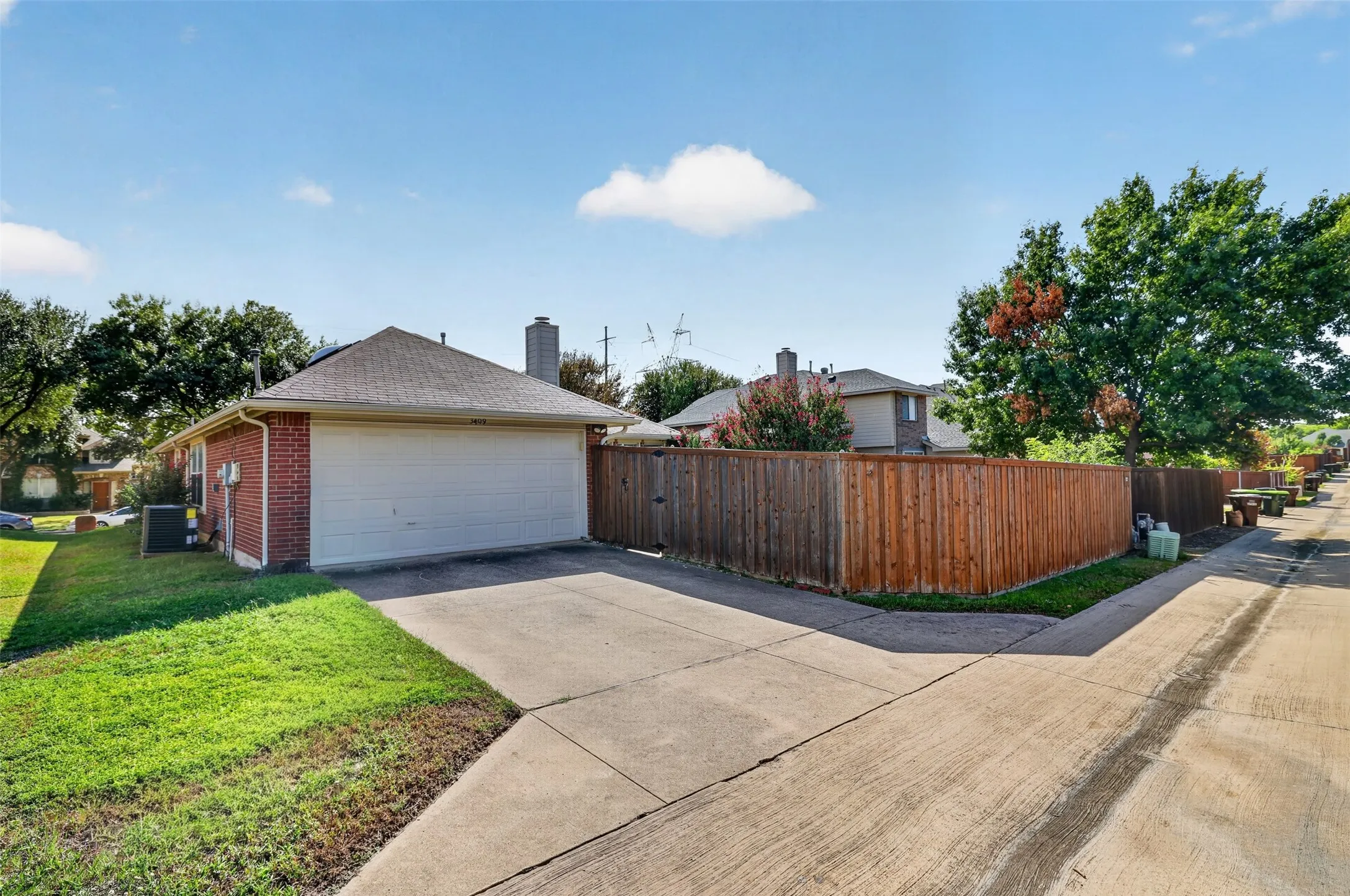 Single Family Residence For Sale in Collin County , 3409 Bluegrass Drive, Plano, Texas 75074, 3 Bedroom, 2 Bathroom, 2 Garage spaces, 1,815 Sqft, built in 2001, mls#21412616, Real Estate Agent in Plano, Homes For Sale in Collin county, Homes For Sale in Plano, Realtor in Plano Texas, Real Estate Brokerage Independent Realty Texas, Luminita Cordes Realtor