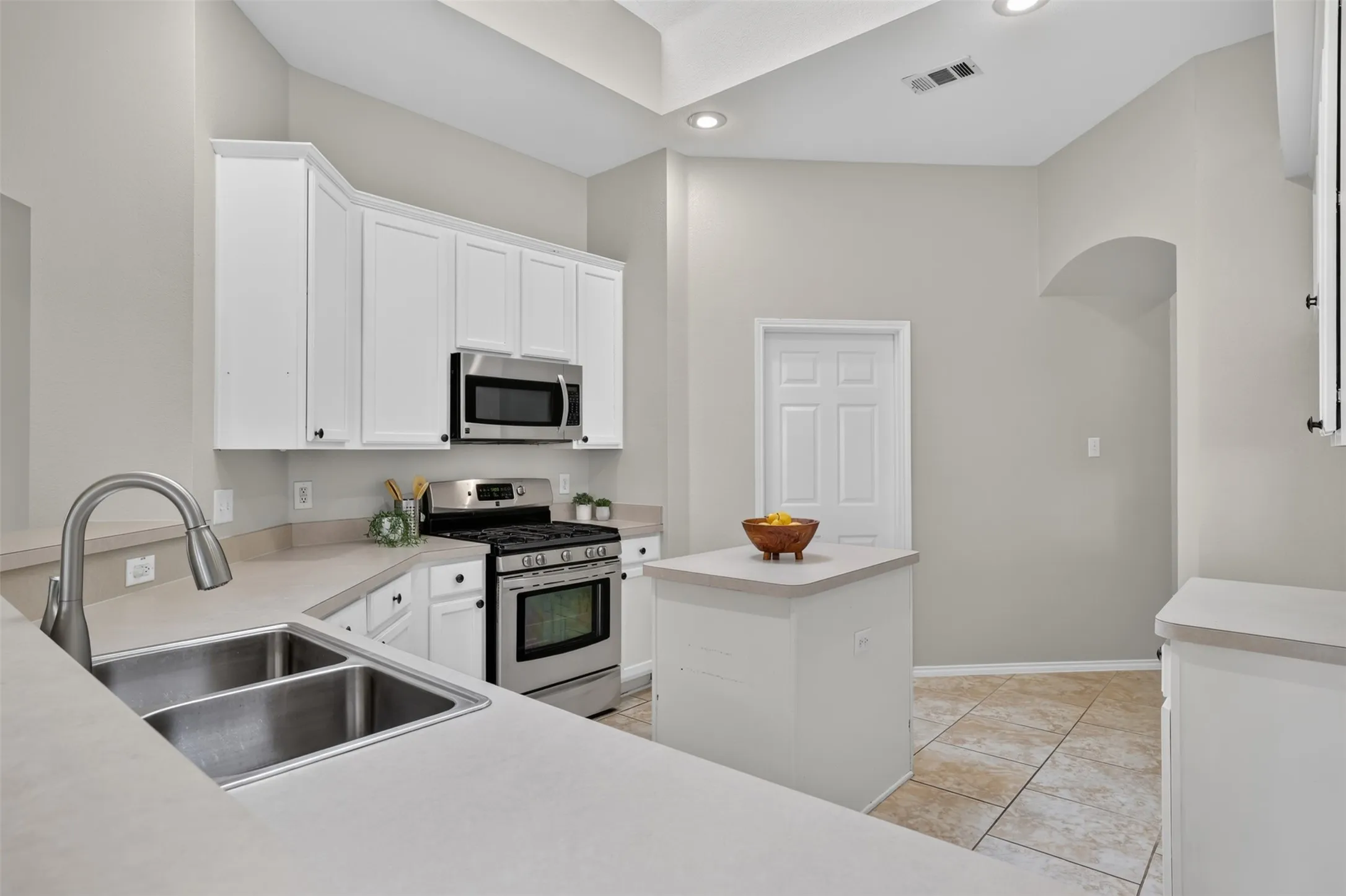 Single Family Residence For Sale in Collin County , 3409 Bluegrass Drive, Plano, Texas 75074, 3 Bedroom, 2 Bathroom, 2 Garage spaces, 1,815 Sqft, built in 2001, mls#21412616, Real Estate Agent in Plano, Homes For Sale in Collin county, Homes For Sale in Plano, Realtor in Plano Texas, Real Estate Brokerage Independent Realty Texas, Luminita Cordes Realtor