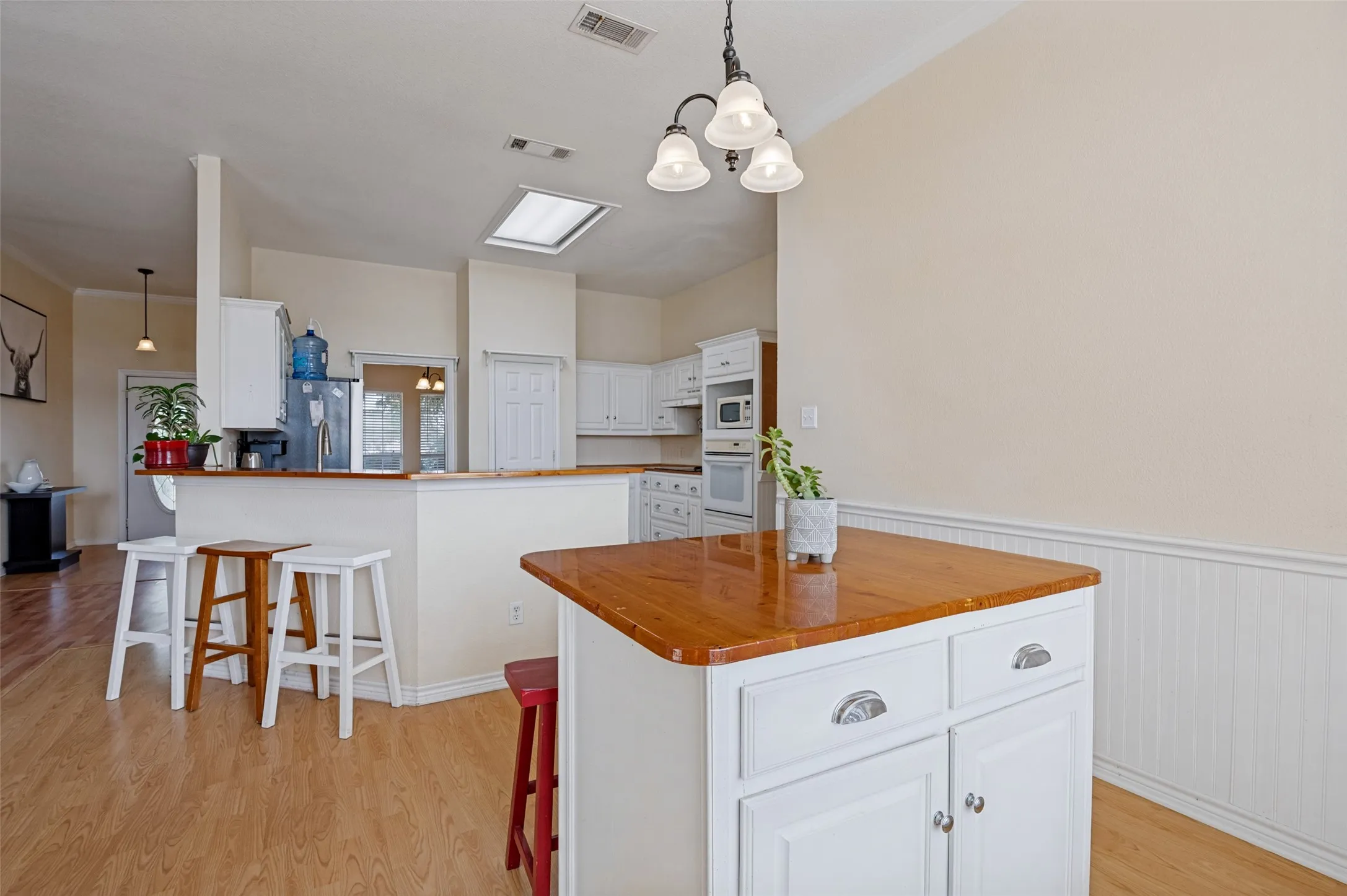 Versatile Breakfast Nook: The movable breakfast table offers added flexibility, serving as a cozy dining space or easily transitioning into a kitchen island for additional prep space and functionality.