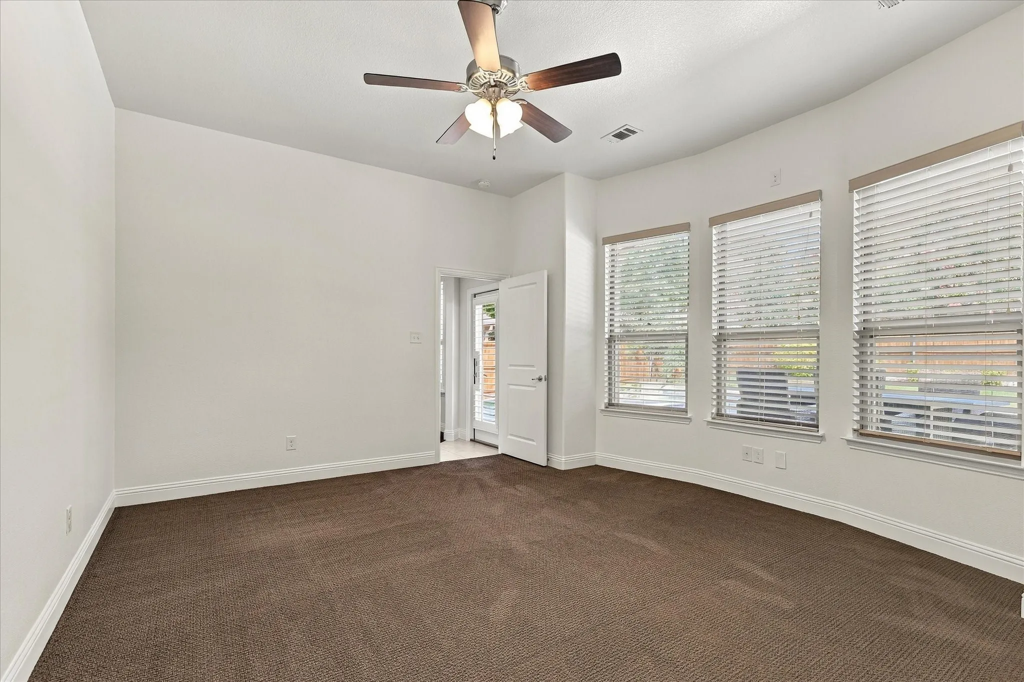 Single Family Residence For Sale in Denton County , 209 Blackberry Way, Denton, Texas 76210, 4 Bedroom, 4 Bathroom, 2 Garage spaces, 2,971 Sqft, built in 2017, mls#21407305, Real Estate Agent in Denton, Homes For Sale in Denton county, Homes For Sale in Denton, Realtor in Denton Texas, Real Estate Brokerage Independent Realty Texas, Luminita Cordes Realtor