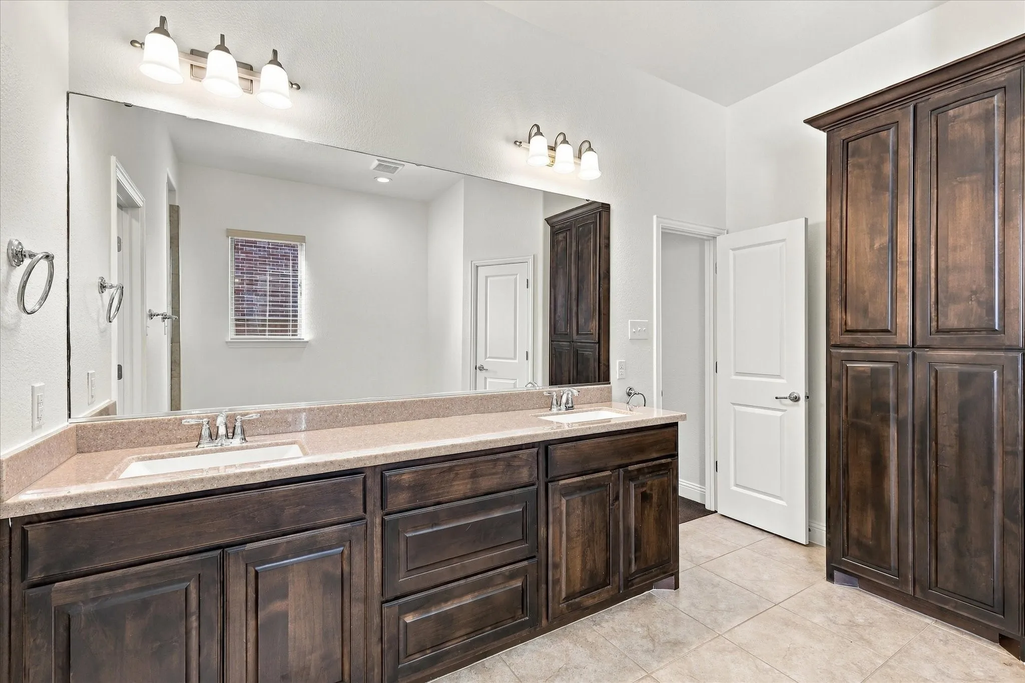 Single Family Residence For Sale in Denton County , 209 Blackberry Way, Denton, Texas 76210, 4 Bedroom, 4 Bathroom, 2 Garage spaces, 2,971 Sqft, built in 2017, mls#21407305, Real Estate Agent in Denton, Homes For Sale in Denton county, Homes For Sale in Denton, Realtor in Denton Texas, Real Estate Brokerage Independent Realty Texas, Luminita Cordes Realtor