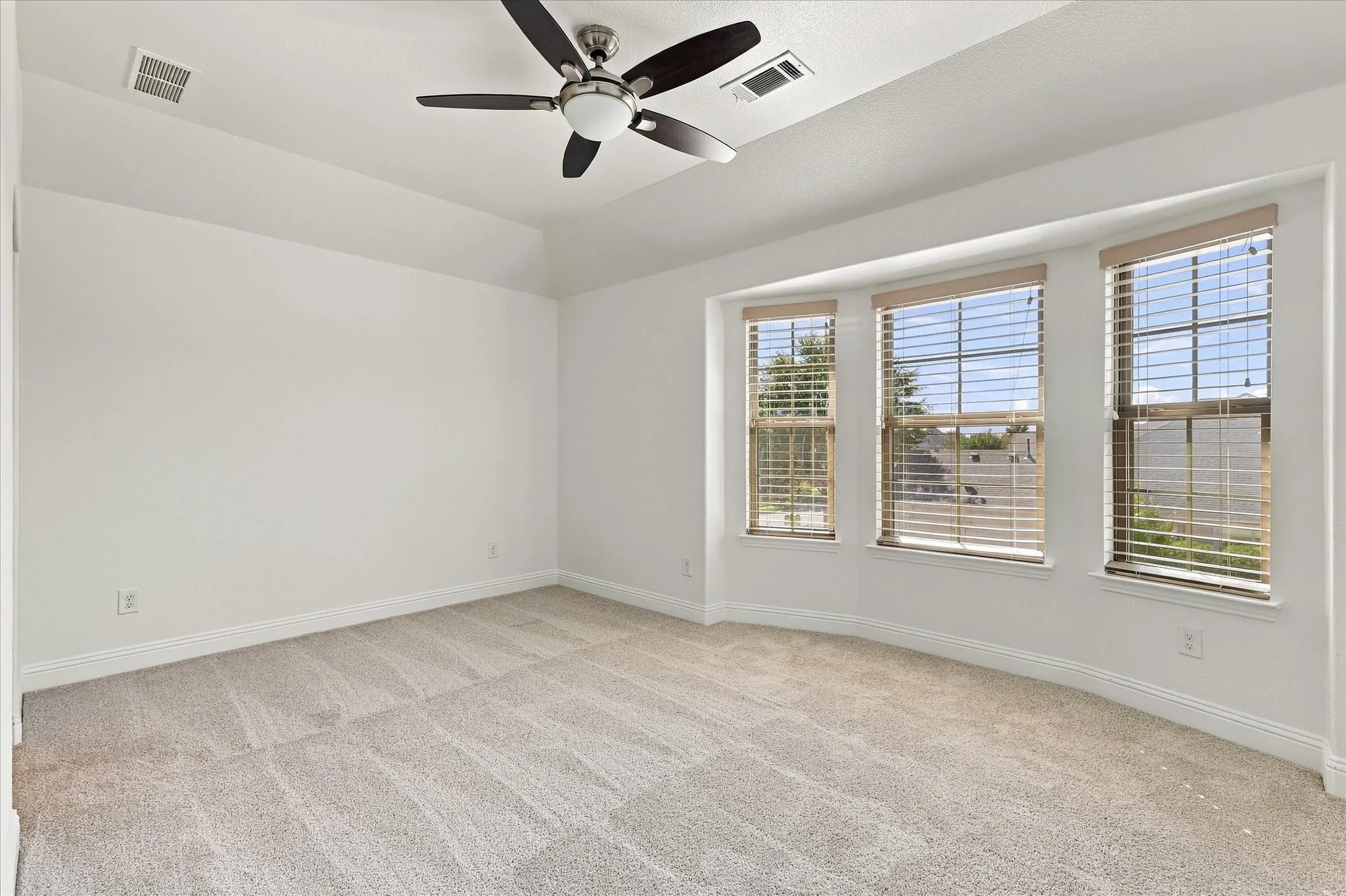 Single Family Residence For Sale in Denton County , 209 Blackberry Way, Denton, Texas 76210, 4 Bedroom, 4 Bathroom, 2 Garage spaces, 2,971 Sqft, built in 2017, mls#21407305, Real Estate Agent in Denton, Homes For Sale in Denton county, Homes For Sale in Denton, Realtor in Denton Texas, Real Estate Brokerage Independent Realty Texas, Luminita Cordes Realtor