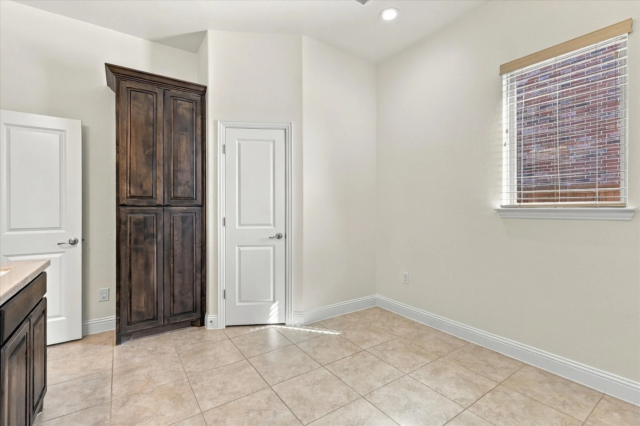 Single Family Residence For Sale in Denton County , 209 Blackberry Way, Denton, Texas 76210, 4 Bedroom, 4 Bathroom, 2 Garage spaces, 2,971 Sqft, built in 2017, mls#21407305, Real Estate Agent in Denton, Homes For Sale in Denton county, Homes For Sale in Denton, Realtor in Denton Texas, Real Estate Brokerage Independent Realty Texas, Luminita Cordes Realtor